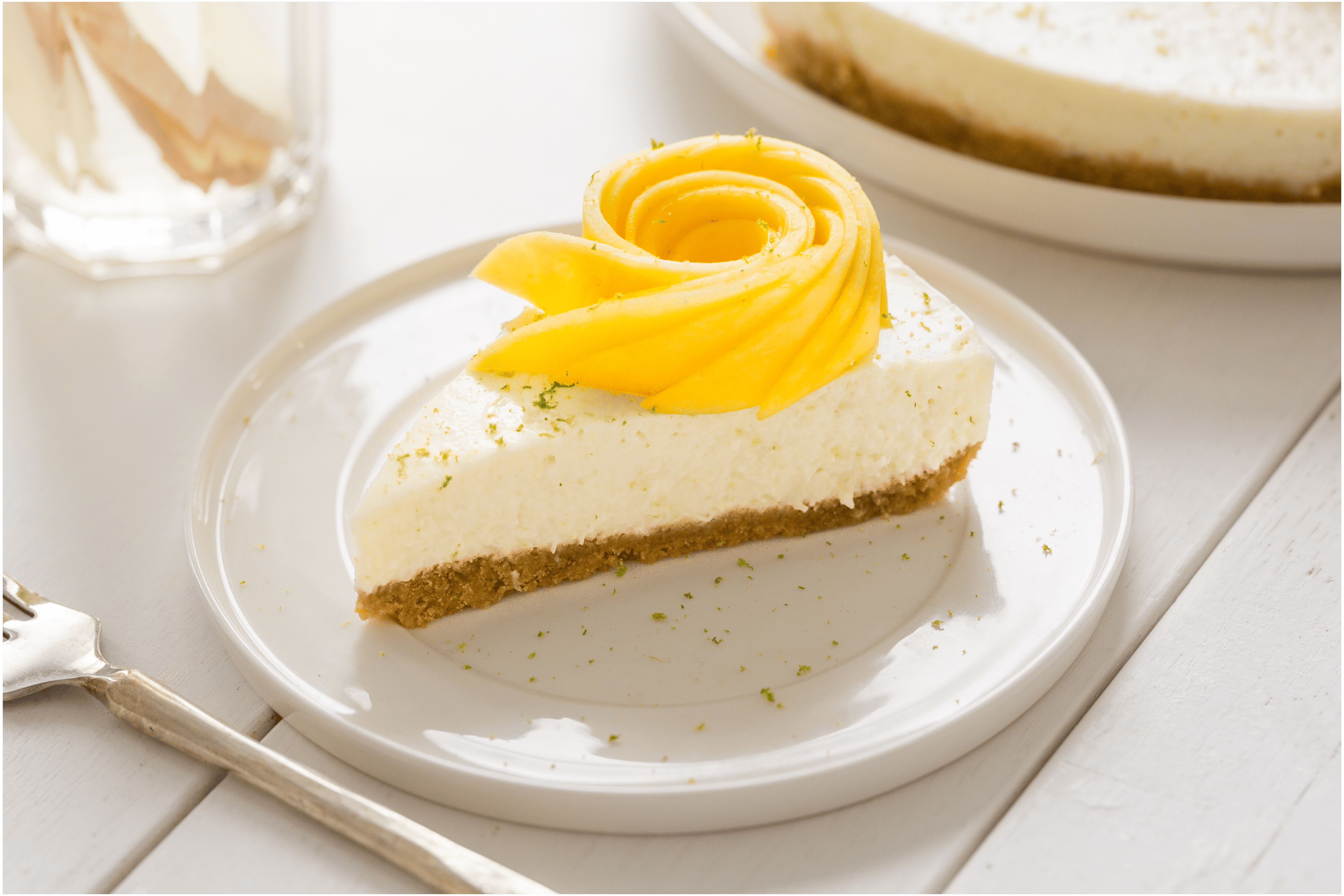 Kokos-limoentaart met frisse stukjes mango