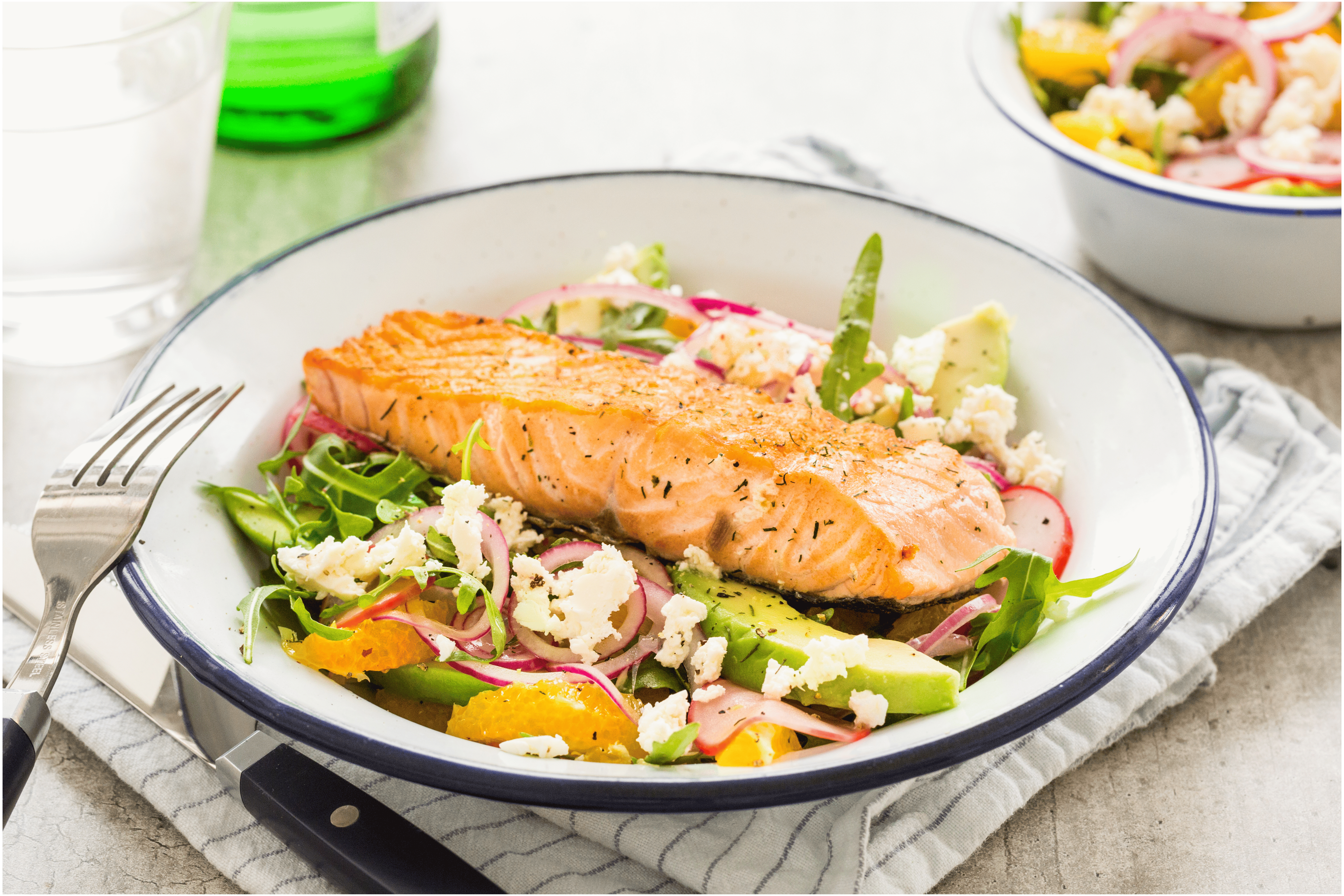 Sinaasappelsalade met gegrilde zalm