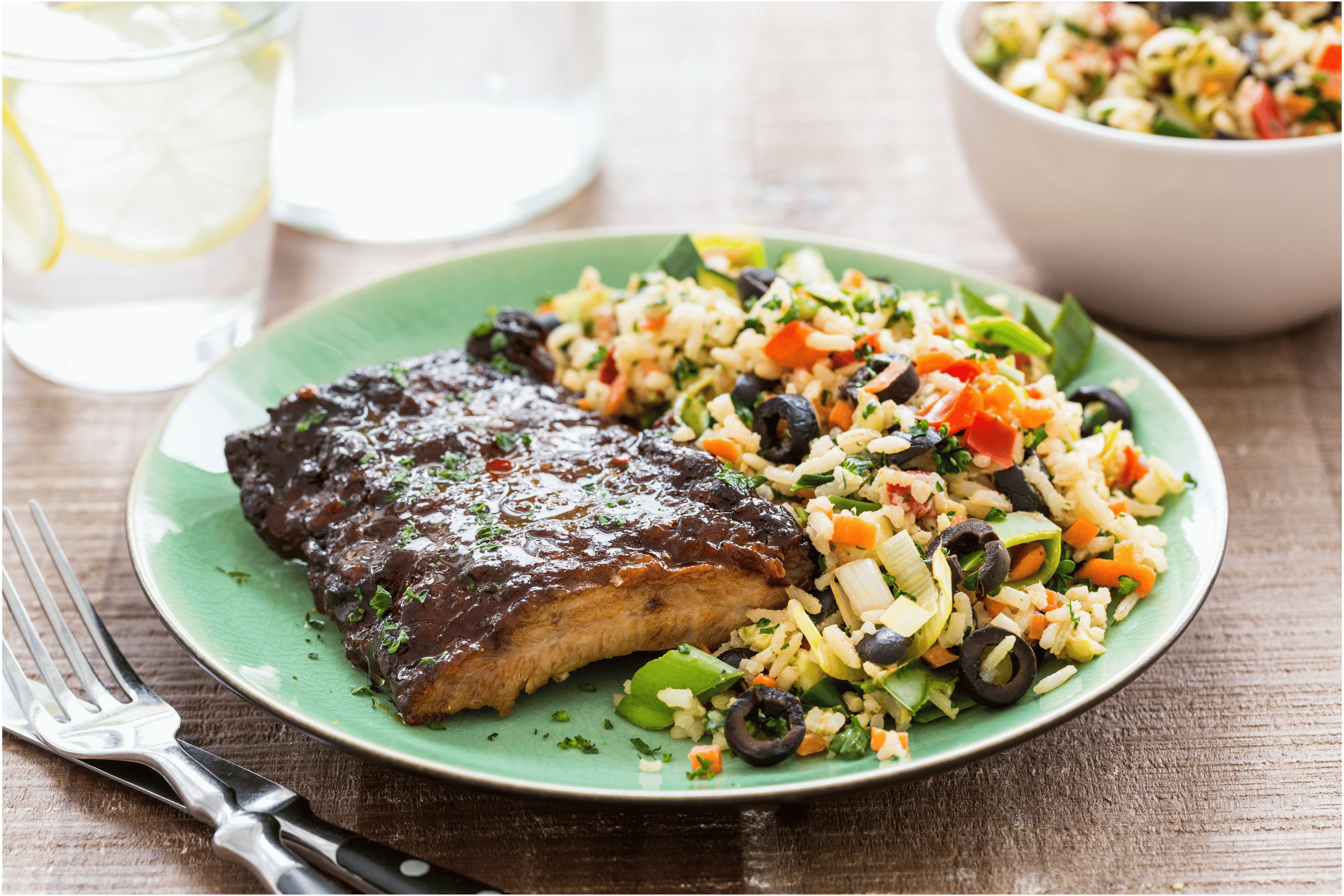 Rijstsalade met knapperige groente en spareribs
