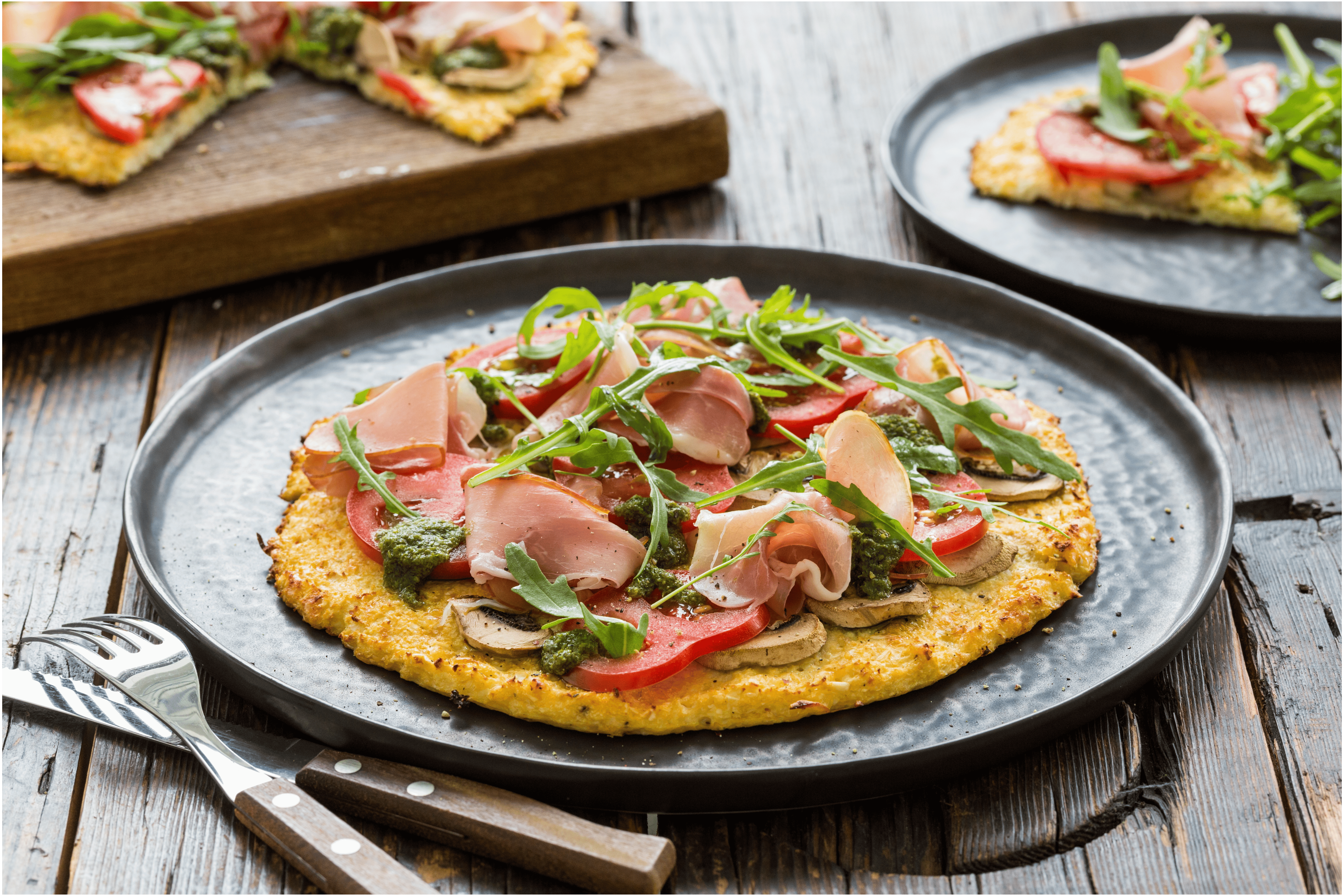 Bloemkoolpizza met rauwe ham en tomaat