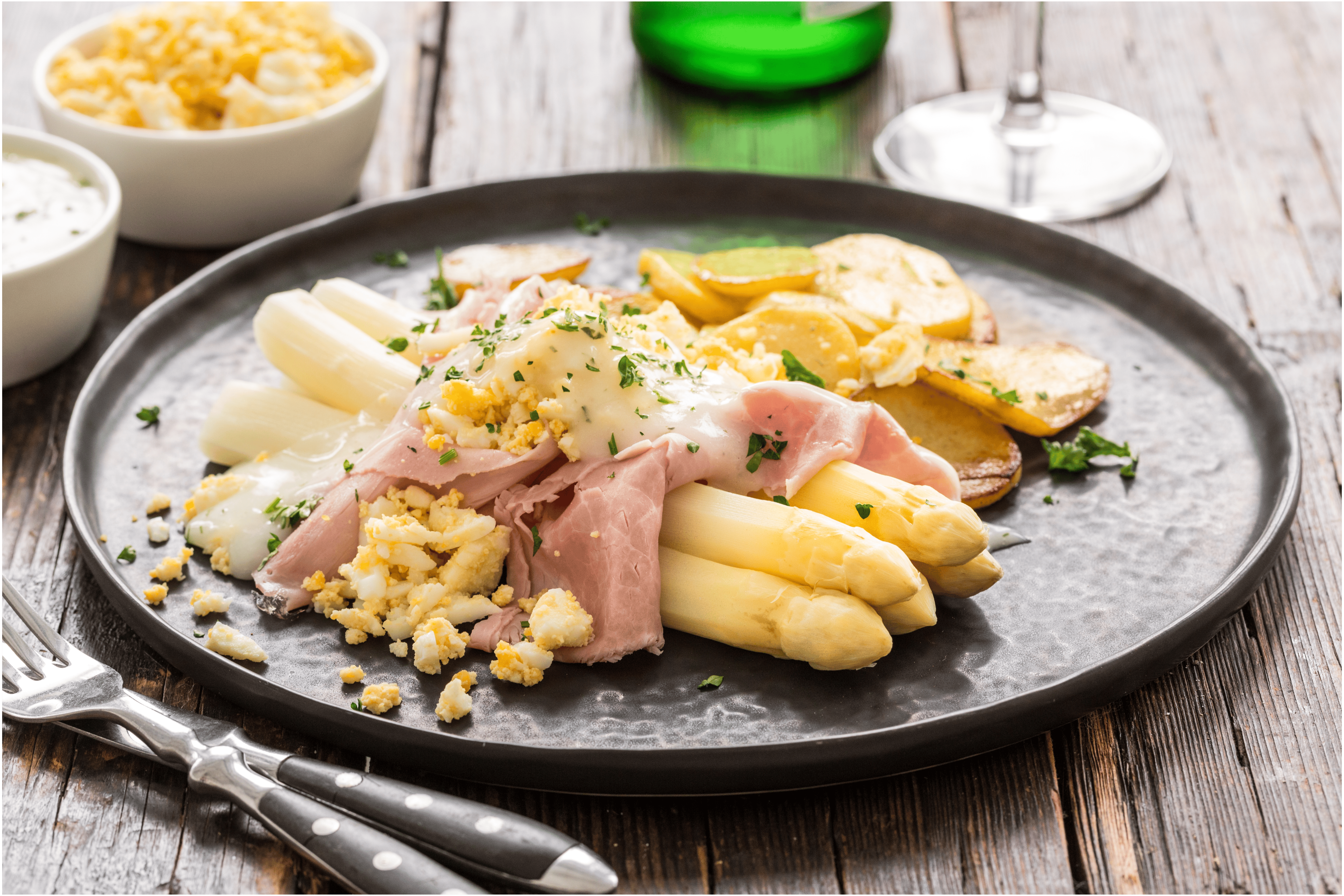 Klassieke witte asperges met ham en ei