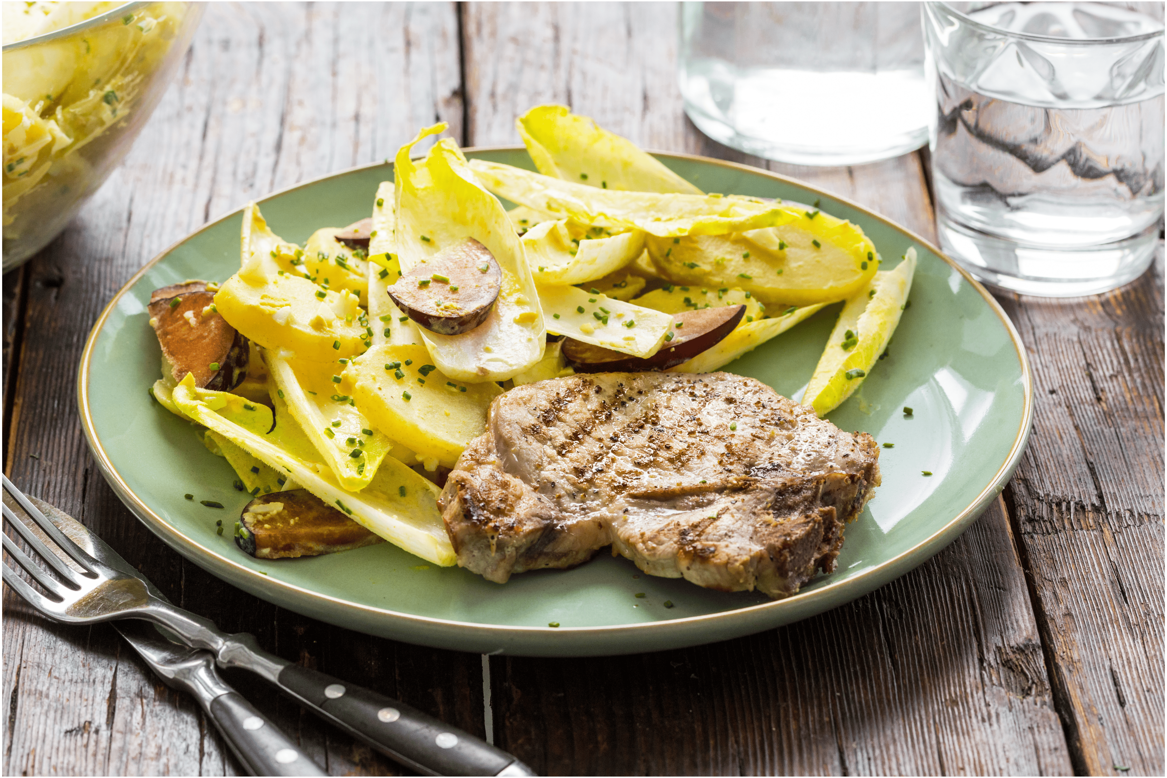 Gegrilde karbonade met witlofsalade