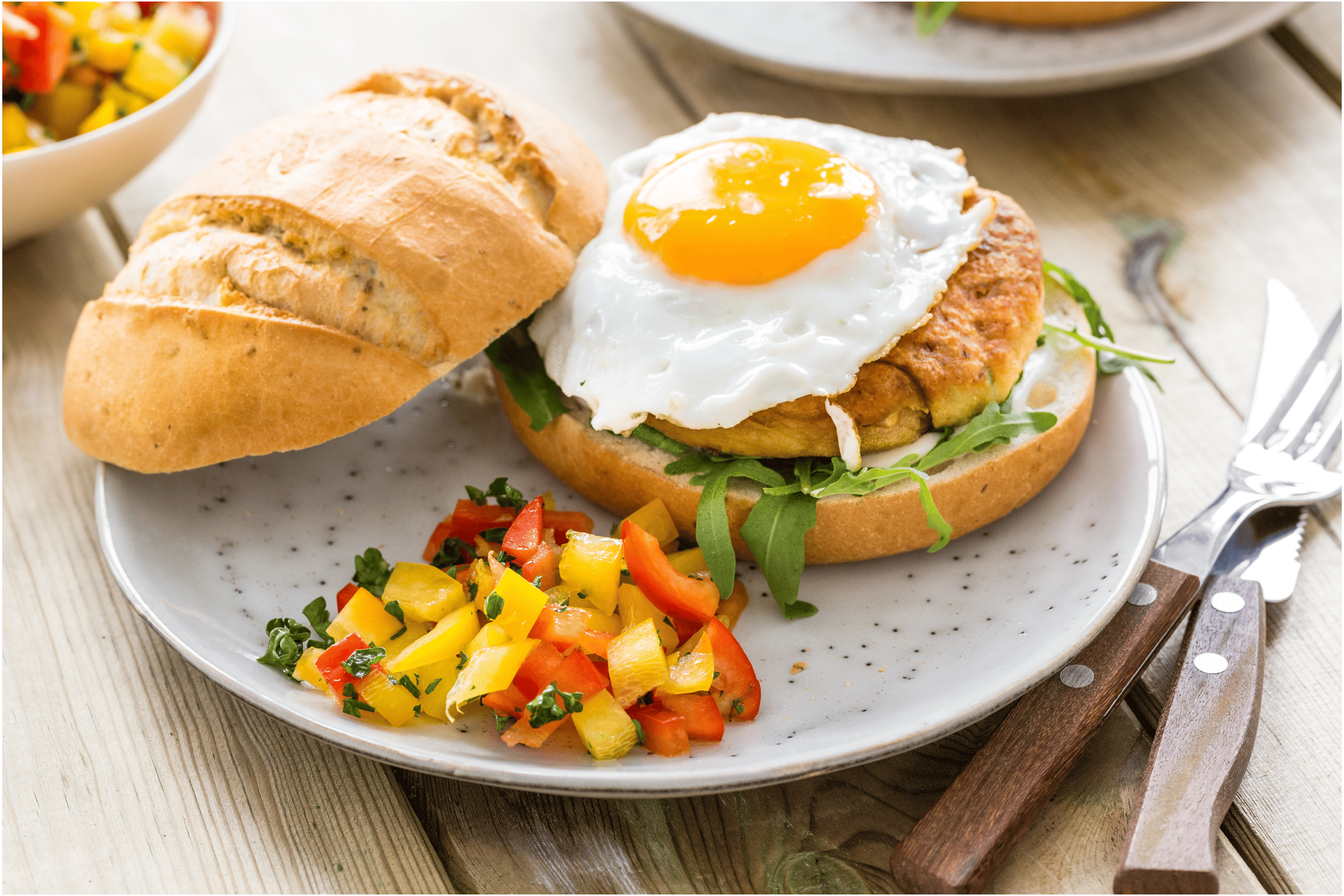 Kikkererwtenburgers met paprika-salsa
