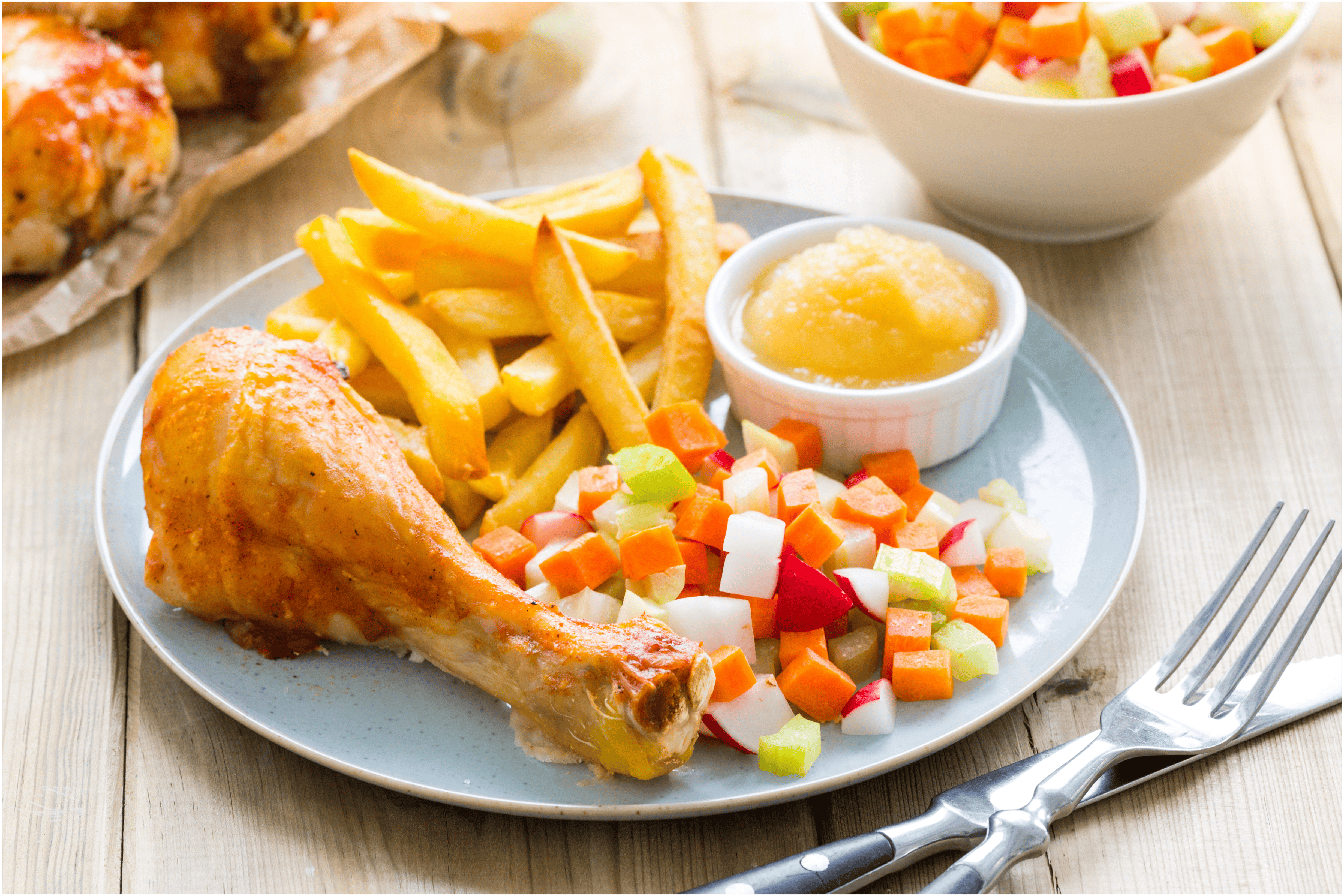 Crispy drumsticks met friet en appelmoes