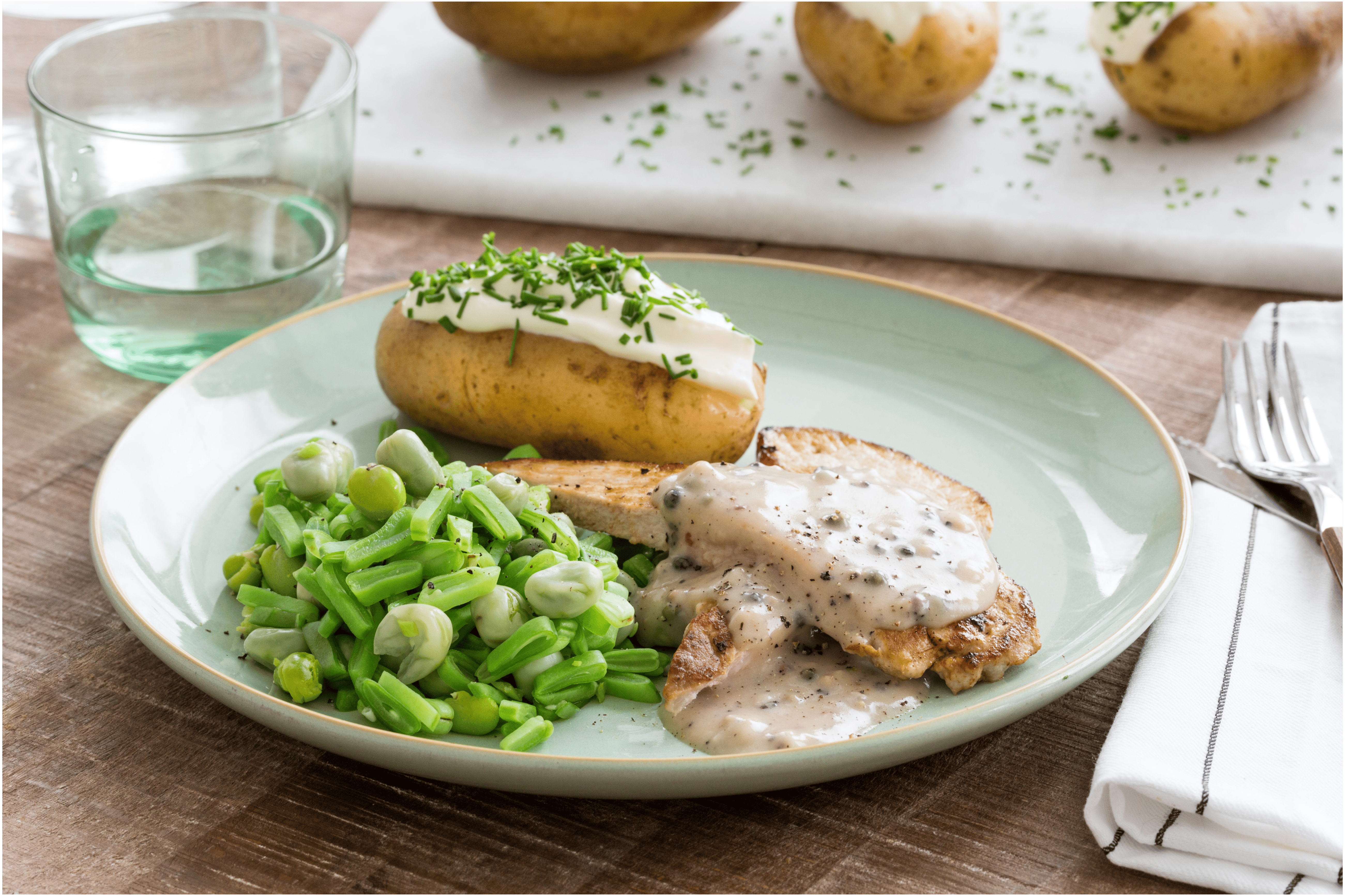 Schnitzel met peperroomsaus, boontjes en gepofte aardappels