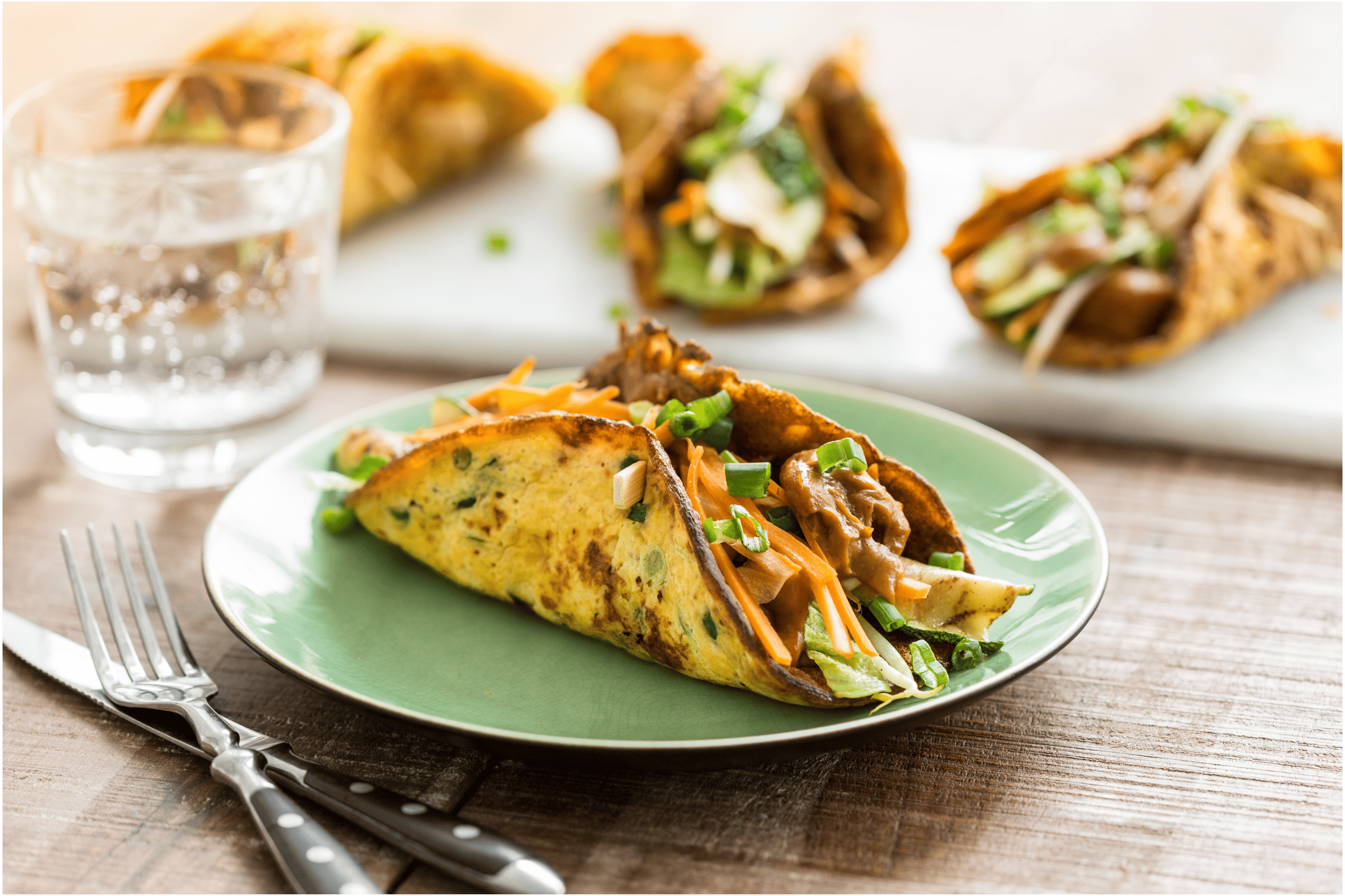 Eierwraps met saté en gegrilde groenten