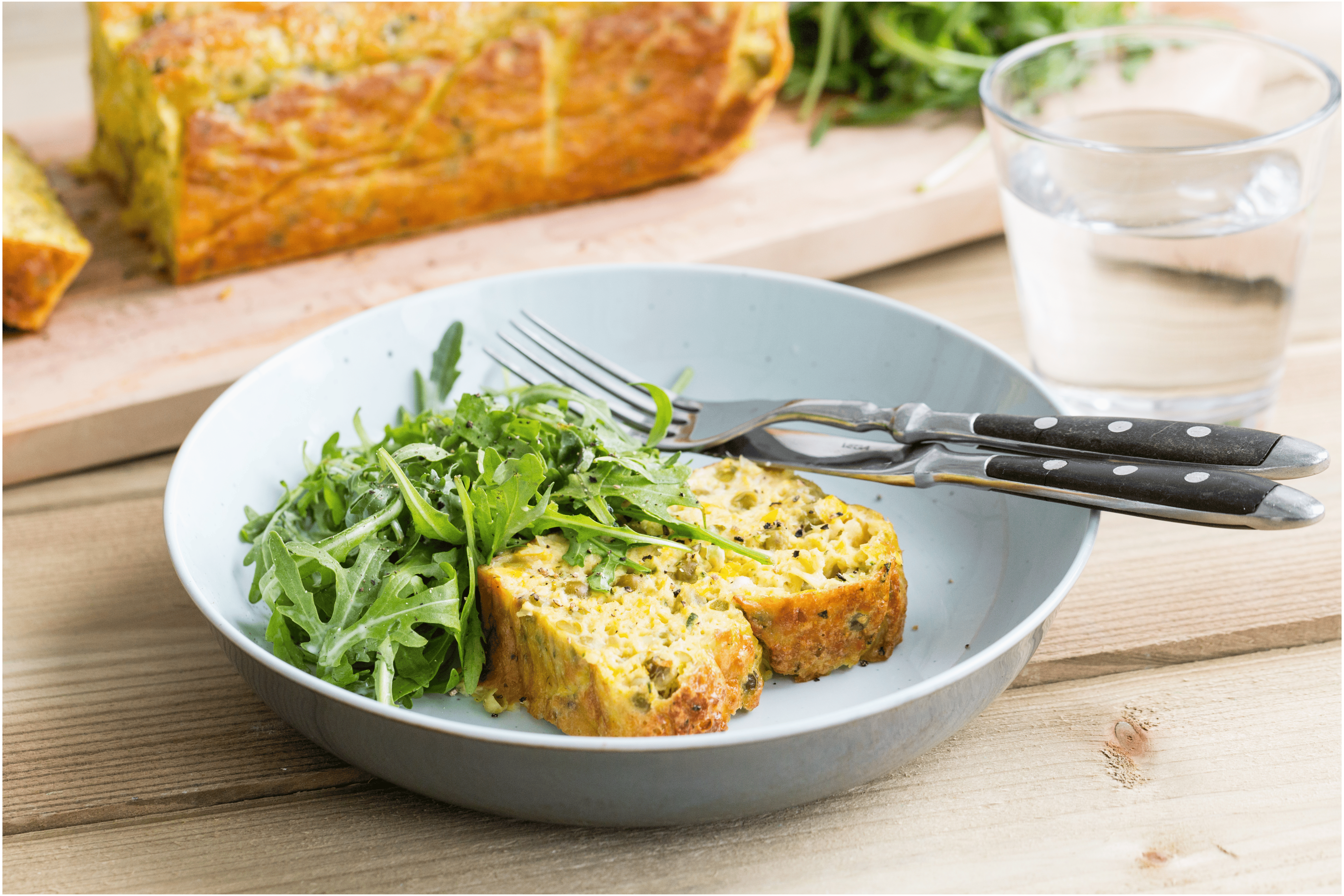 Hartige courgettecake met maïs en erwtjes