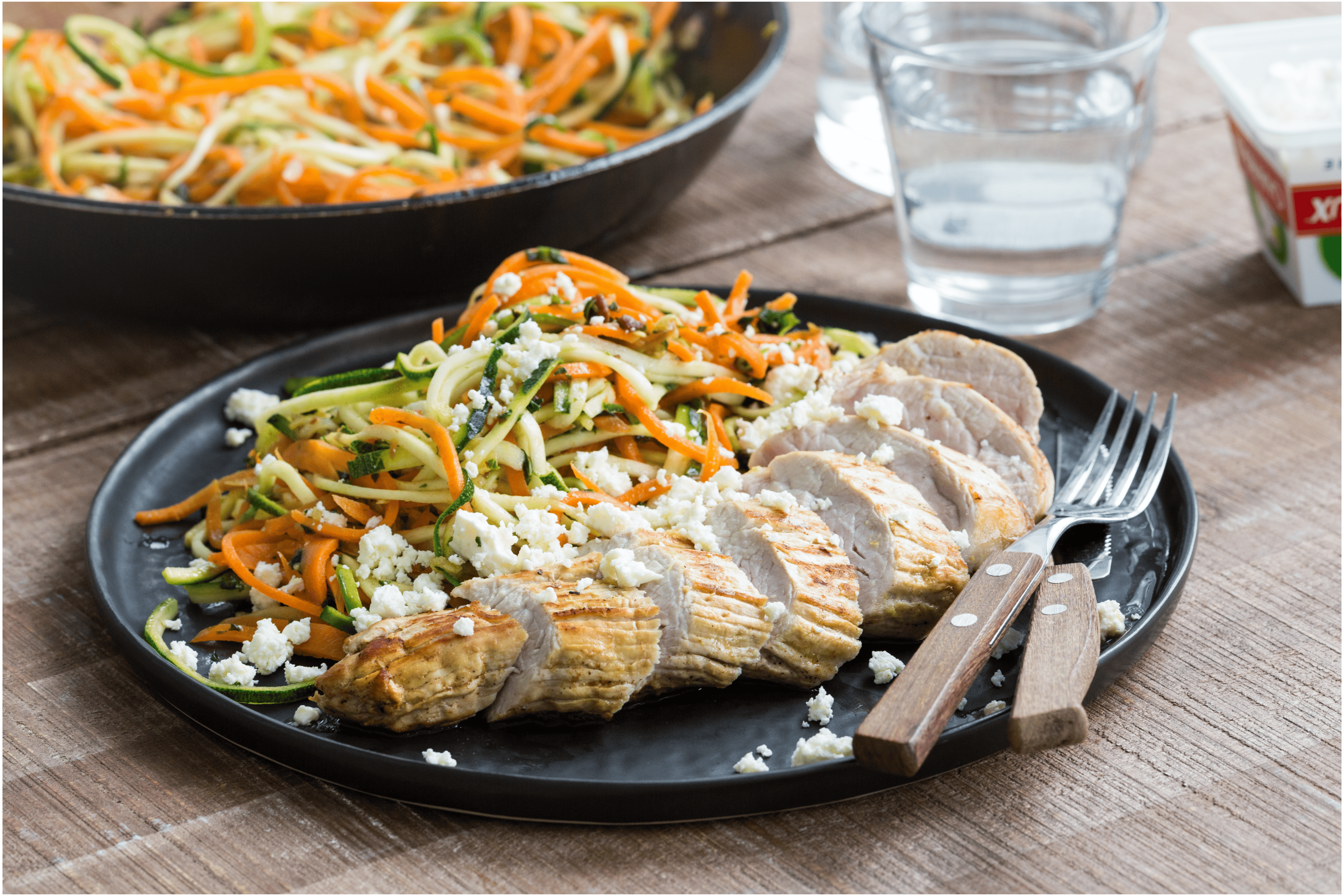 Malse varkenshaas met spaghetti van wortel en courgette