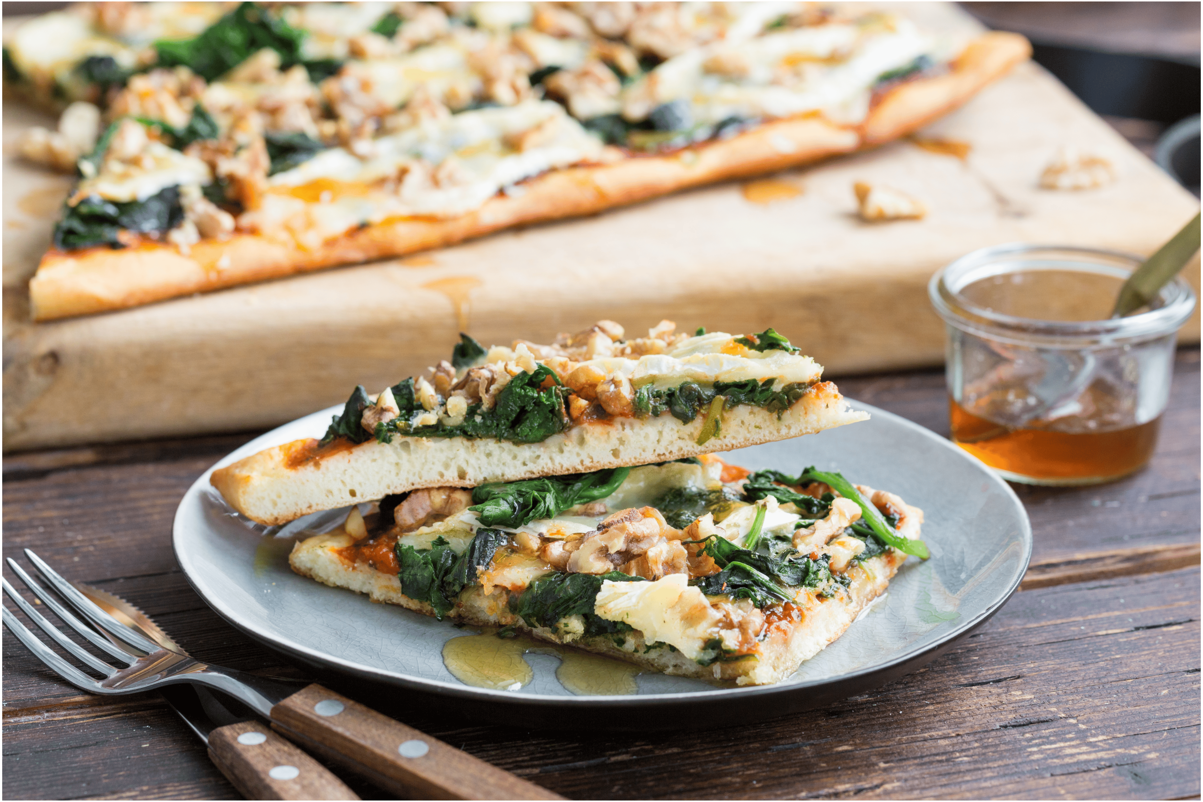 Plaatpizza met spinazie, brie en walnoten