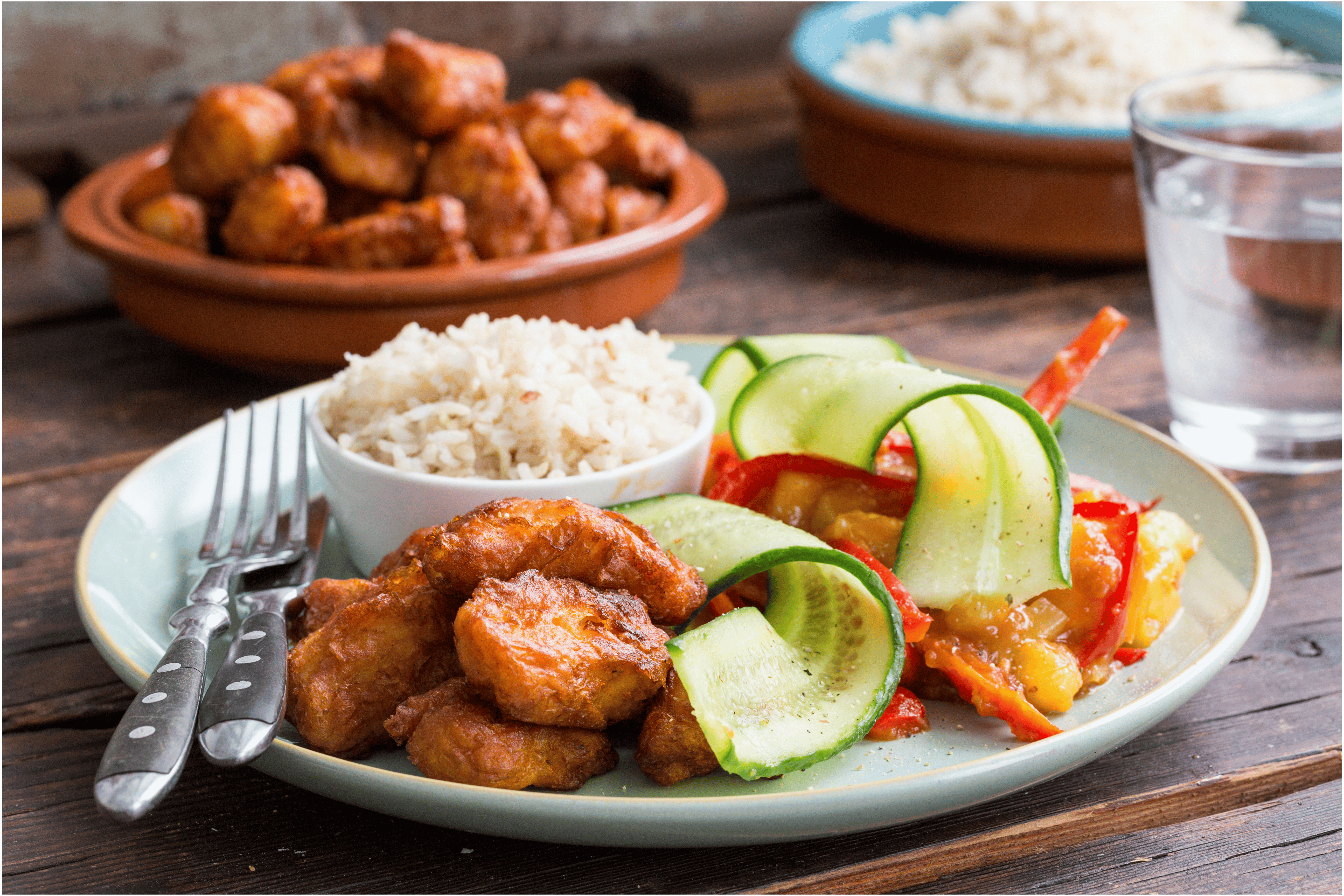 Kibbeling in zoetzure saus met ananas en rijst