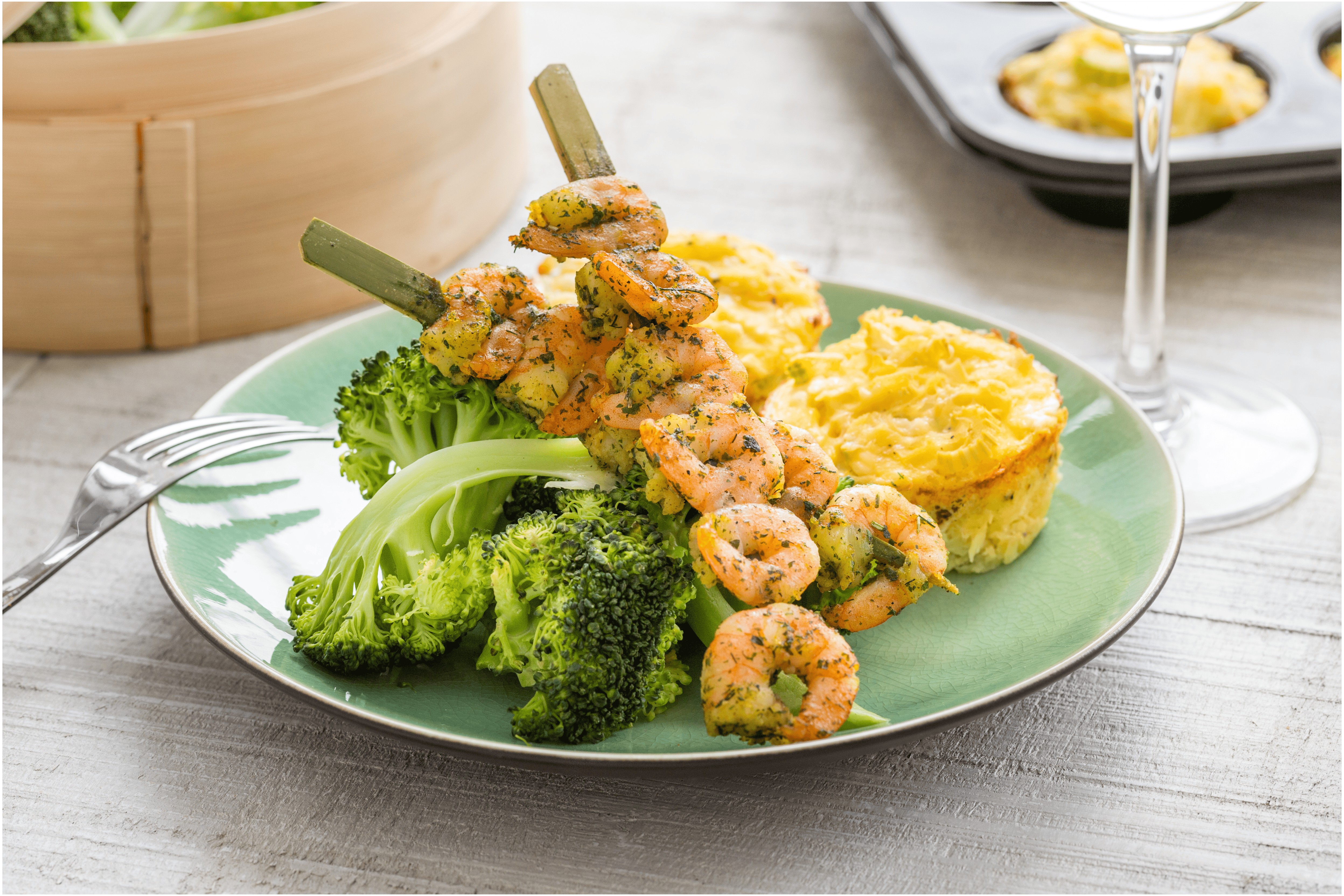 Aardappelgratin met gestoomde broccoli en garnalenspiesen