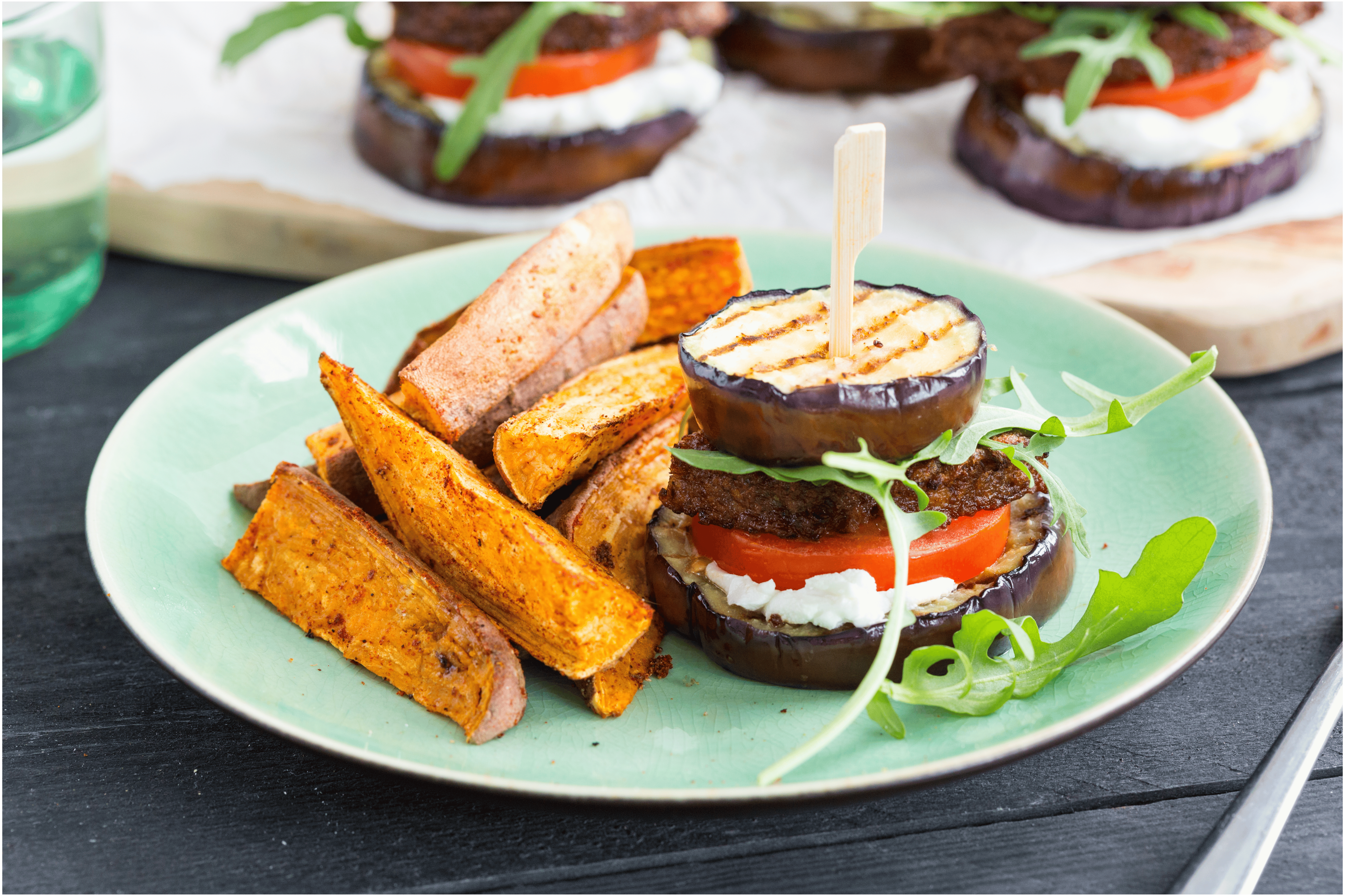 Veggie burgers met aubergine en romige geitenkaas