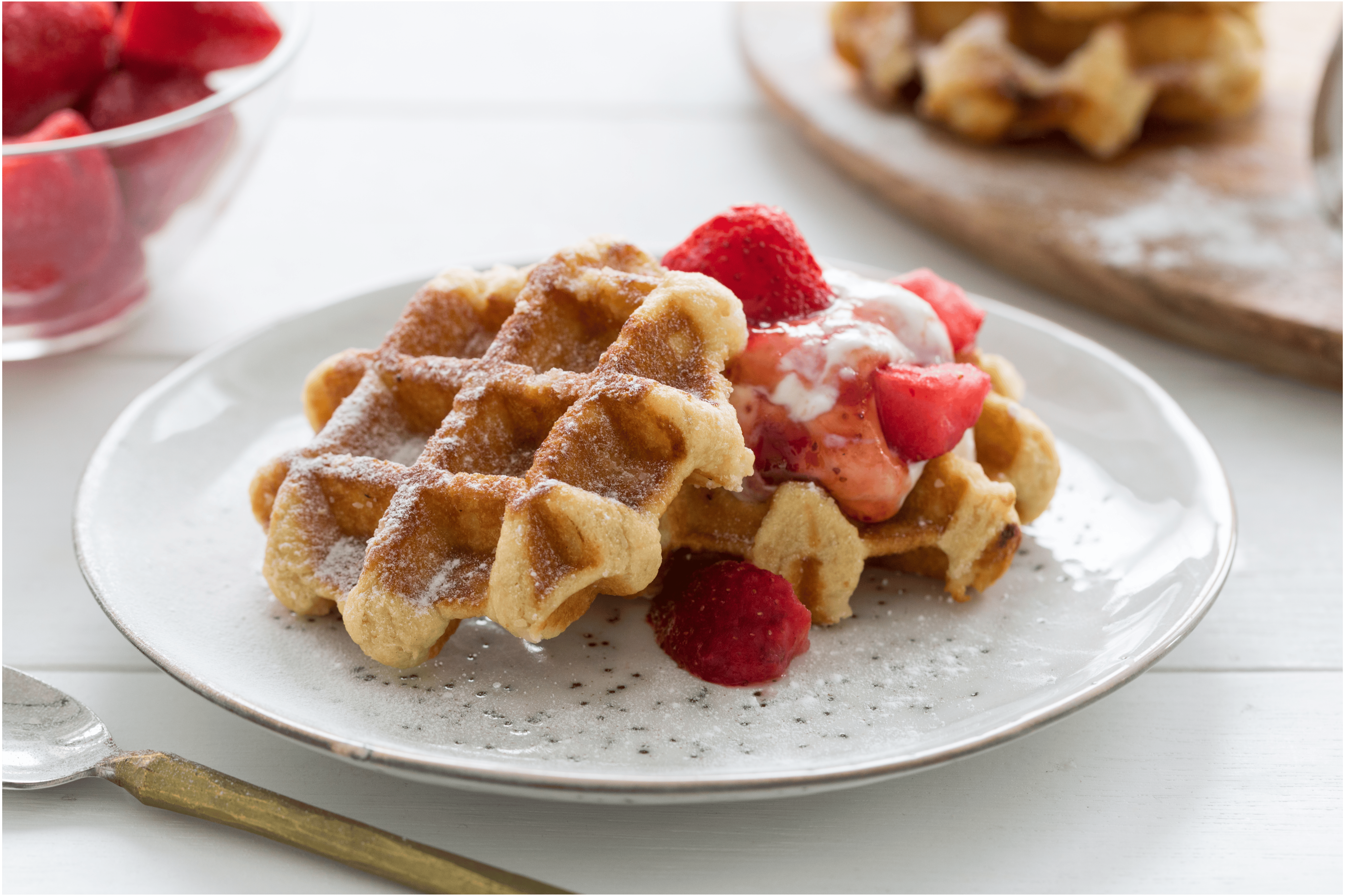 Gesuikerde wafels met hangop en aardbeien