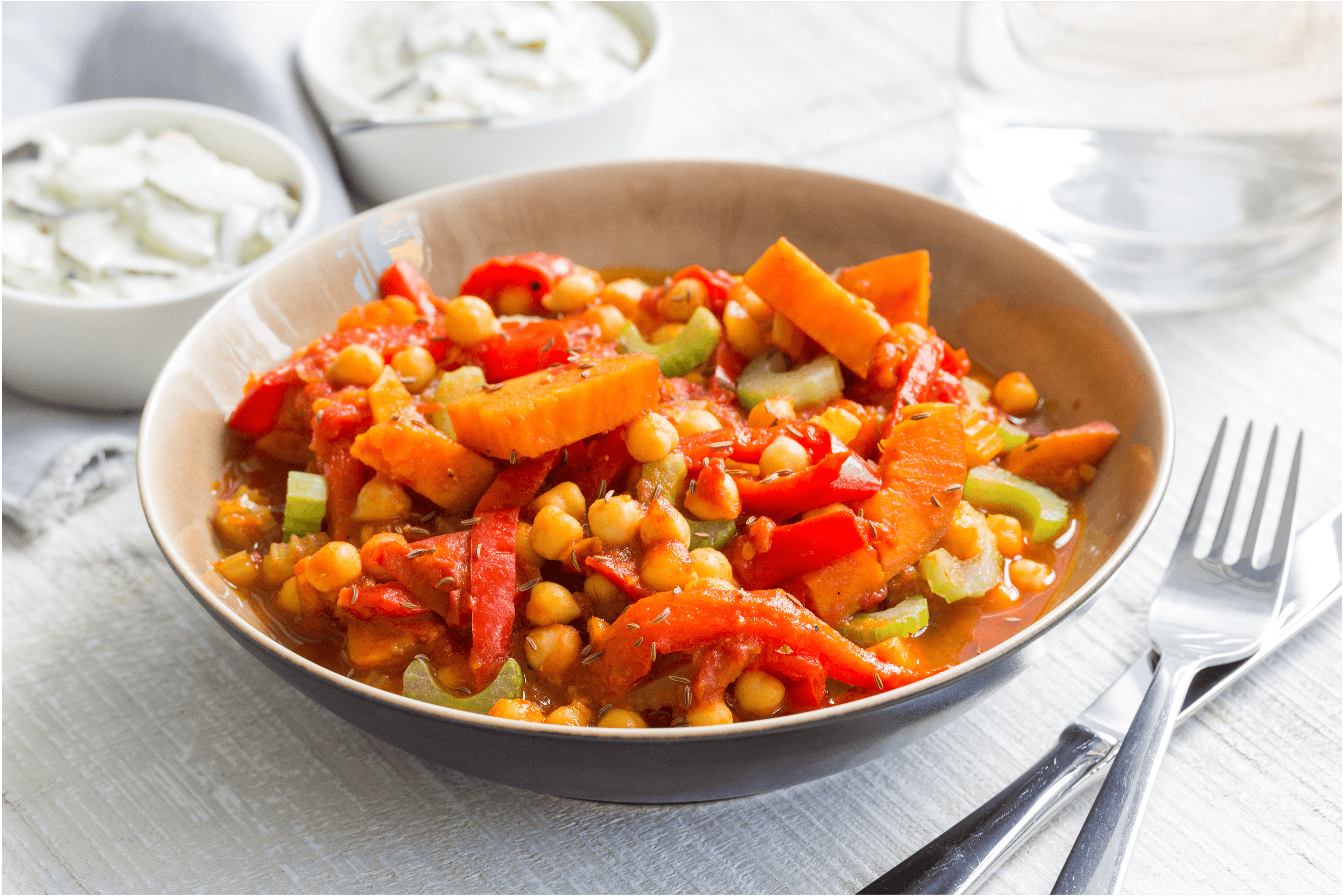 Zoete aardappel-paprikastoof met frisse rauwkost