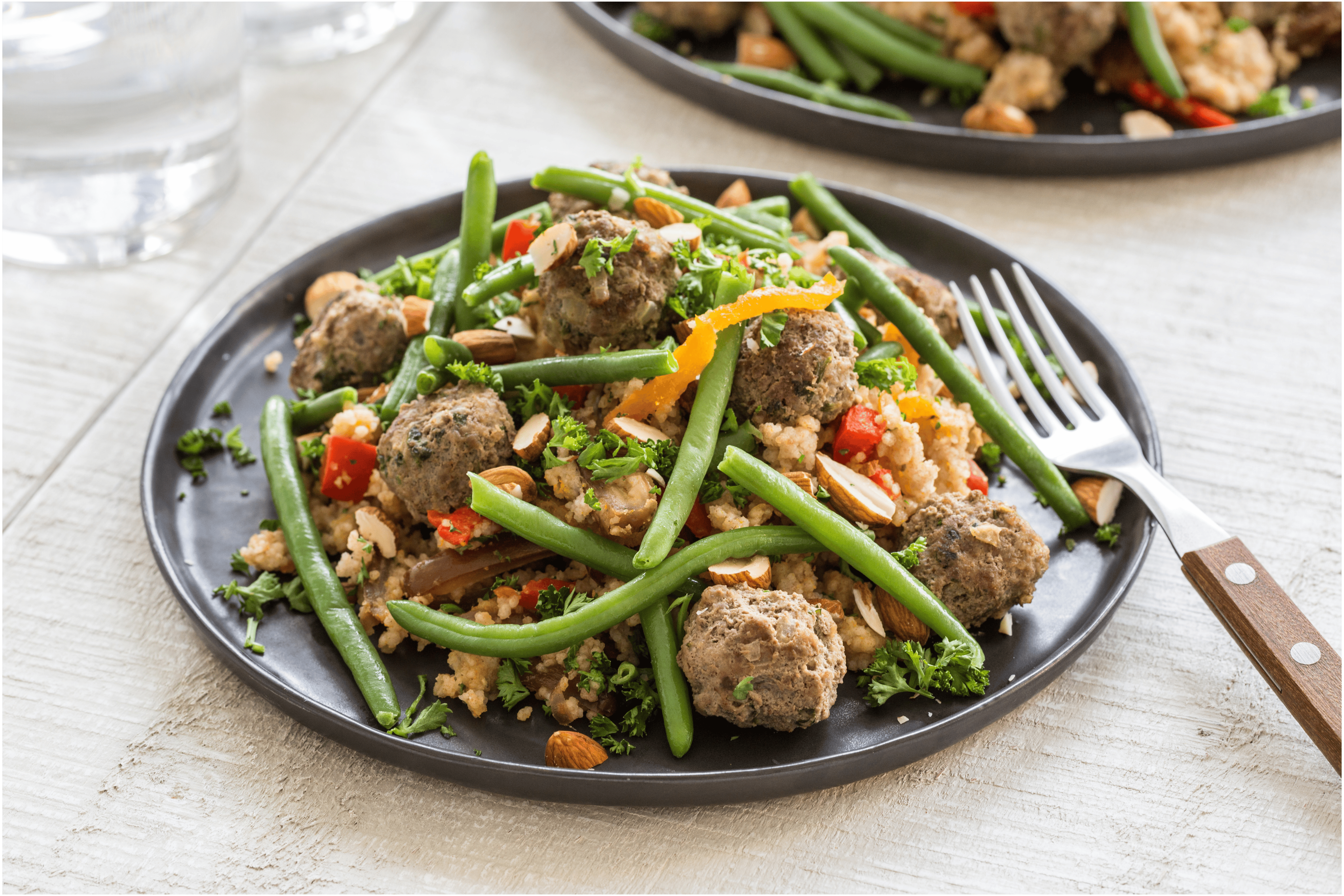 Oosterse couscous-salade met kruidige gehaktballetjes