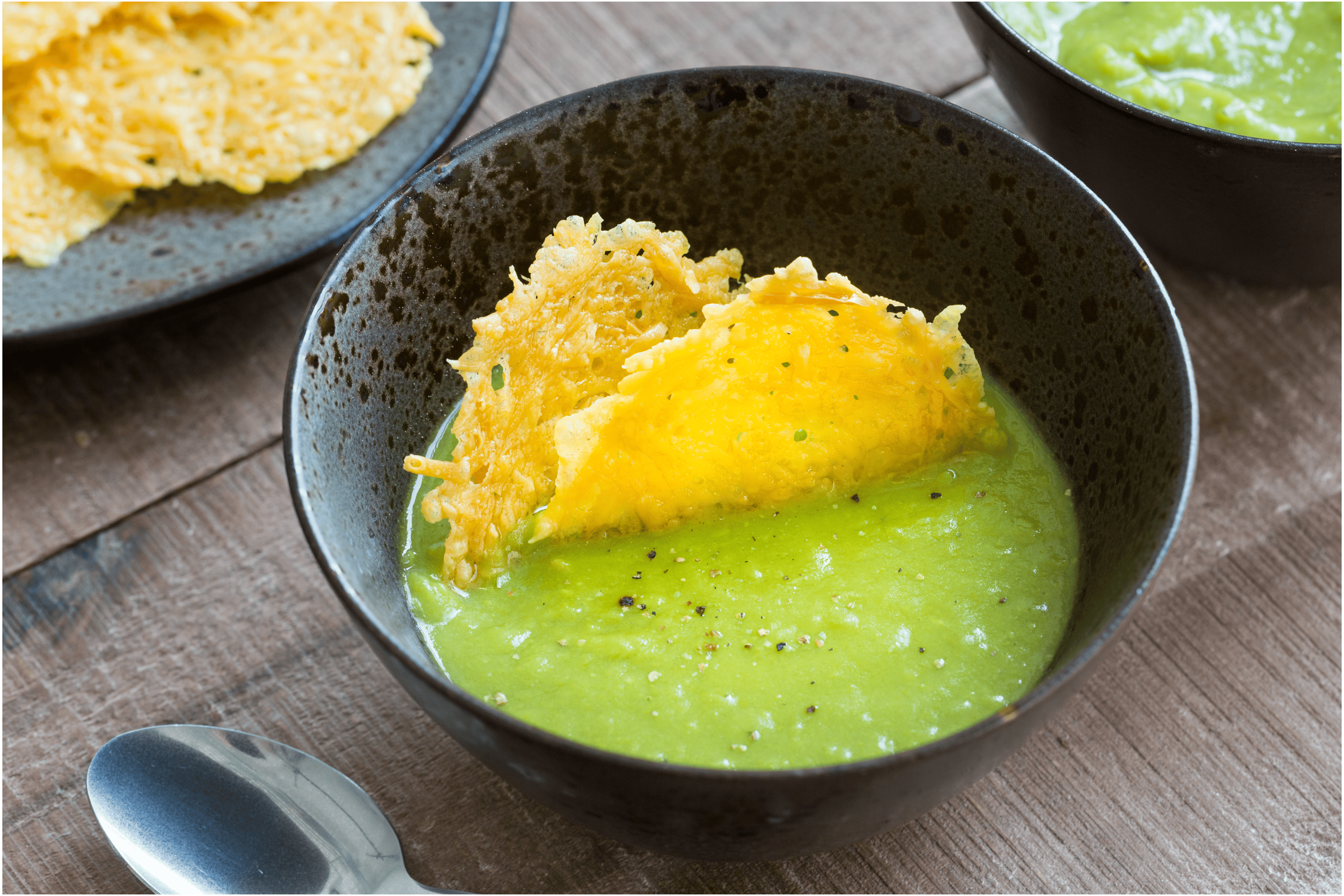 Tuinerwtensoep met krokant kaas koekje