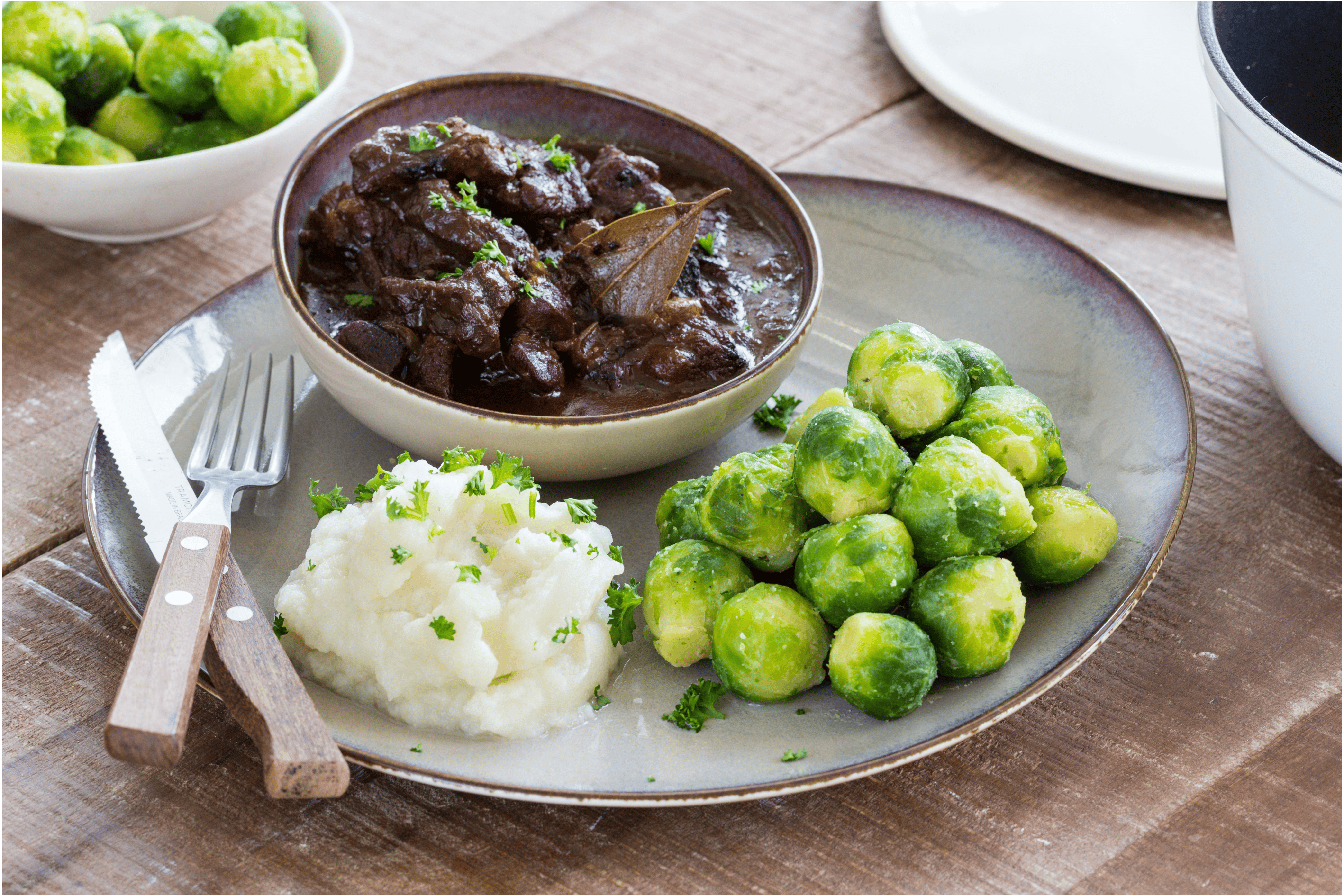 Stoofvlees met bloemkoolpuree en gekarameliseerde spruitjes