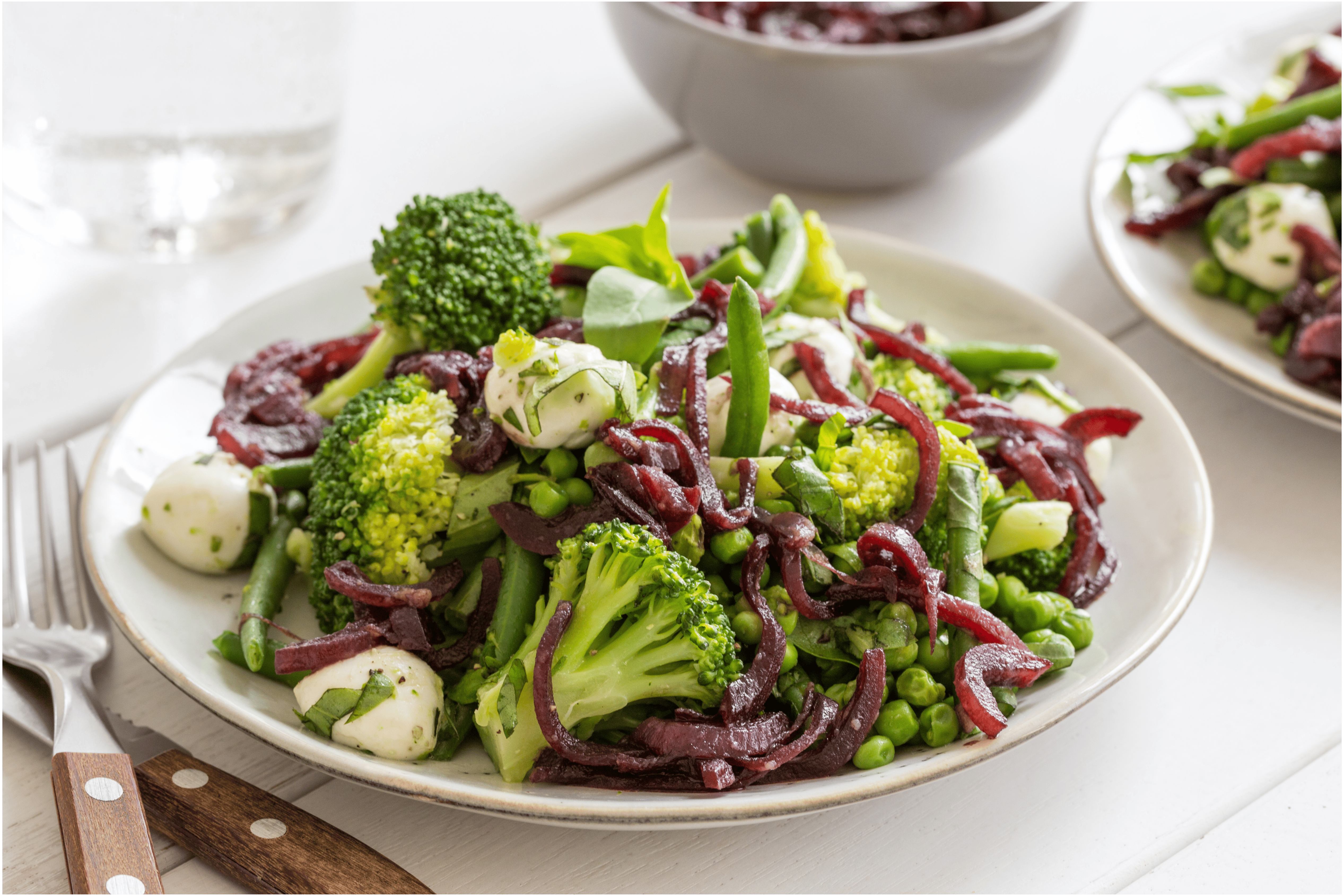 Knapperige groene salade van peulvruchten met een uiencompote
