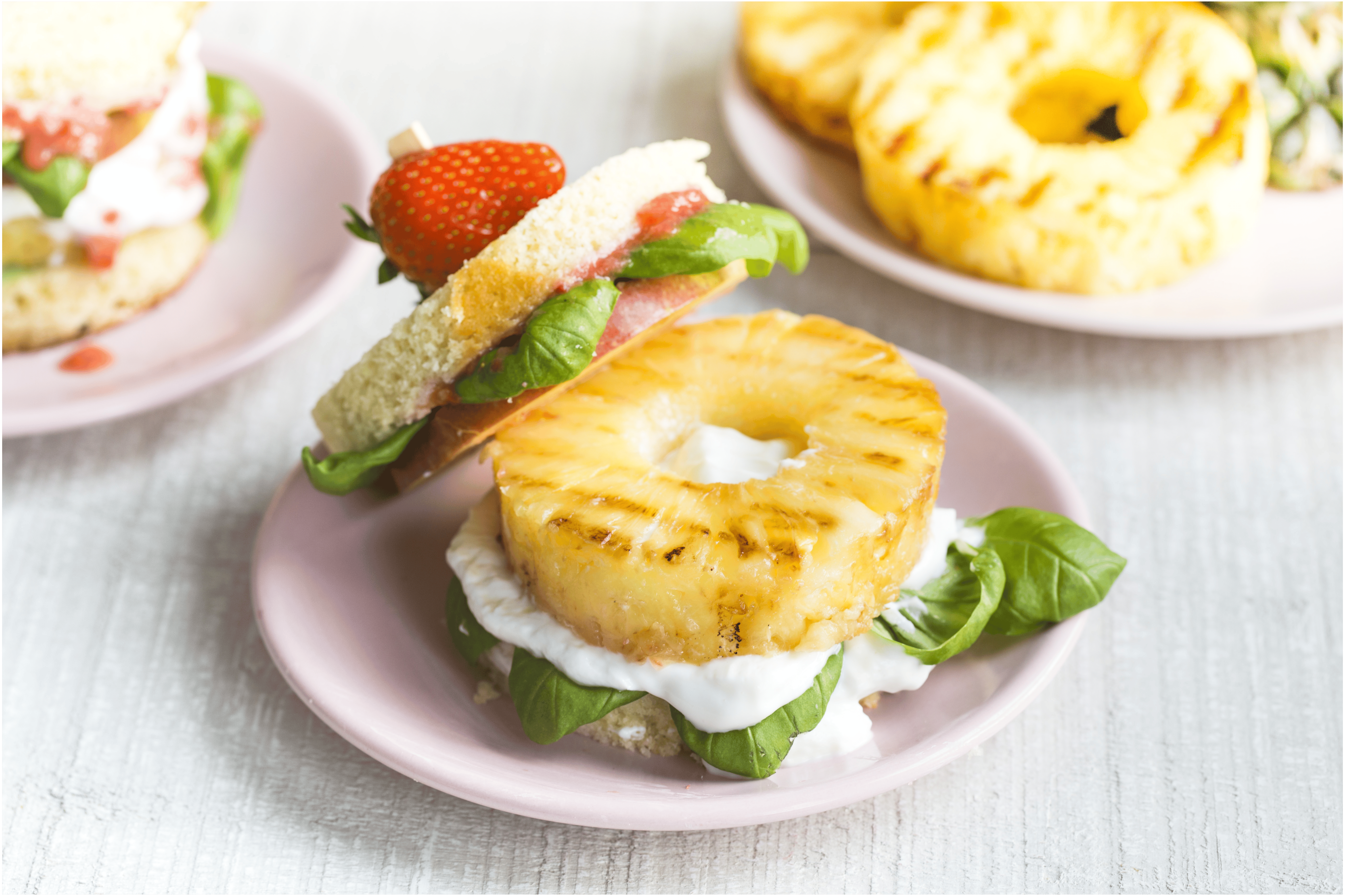 Ananasburger met cake en aardbeiensaus