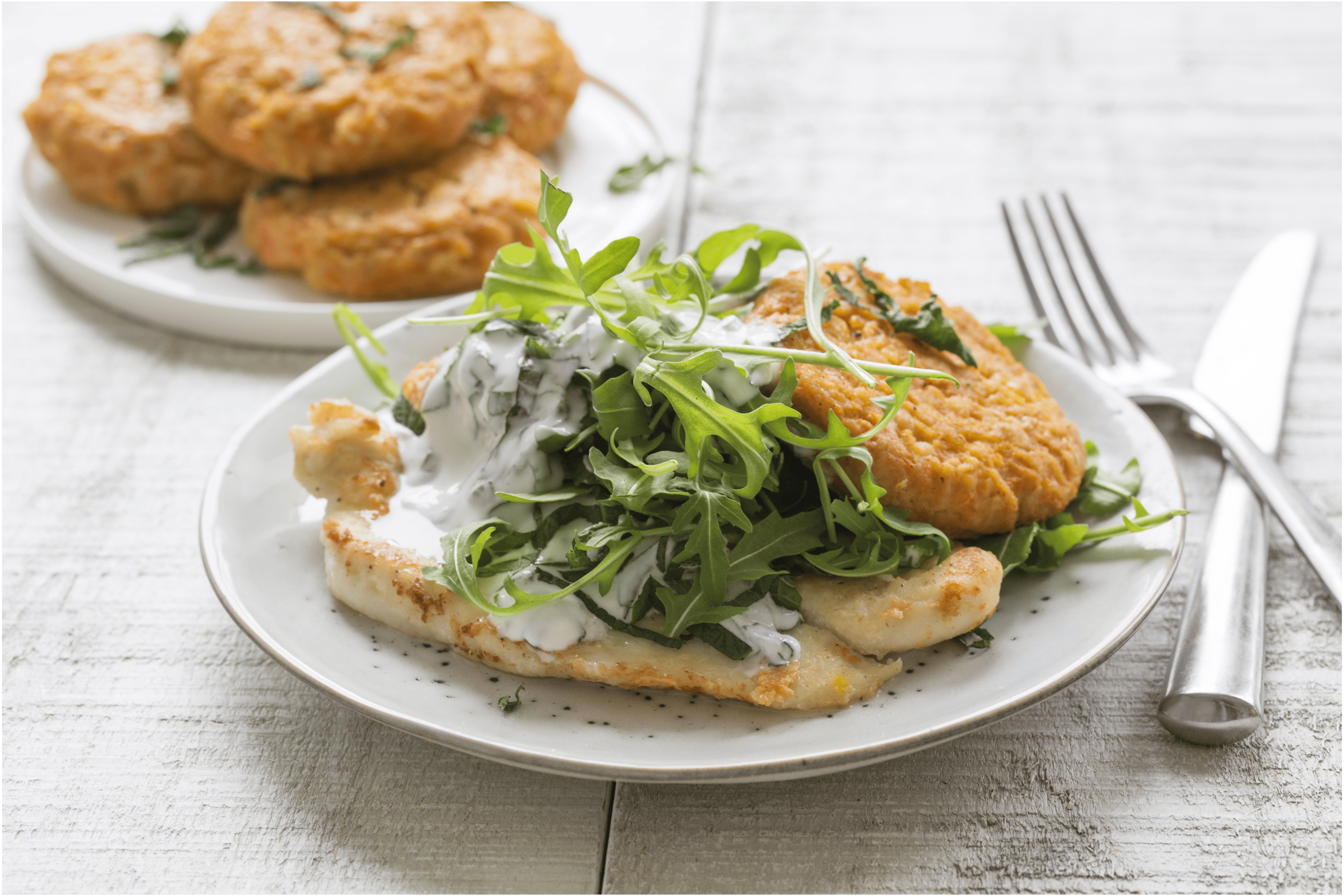Wortelkoekjes met pangasiusfilet en frisse yoghurtsaus