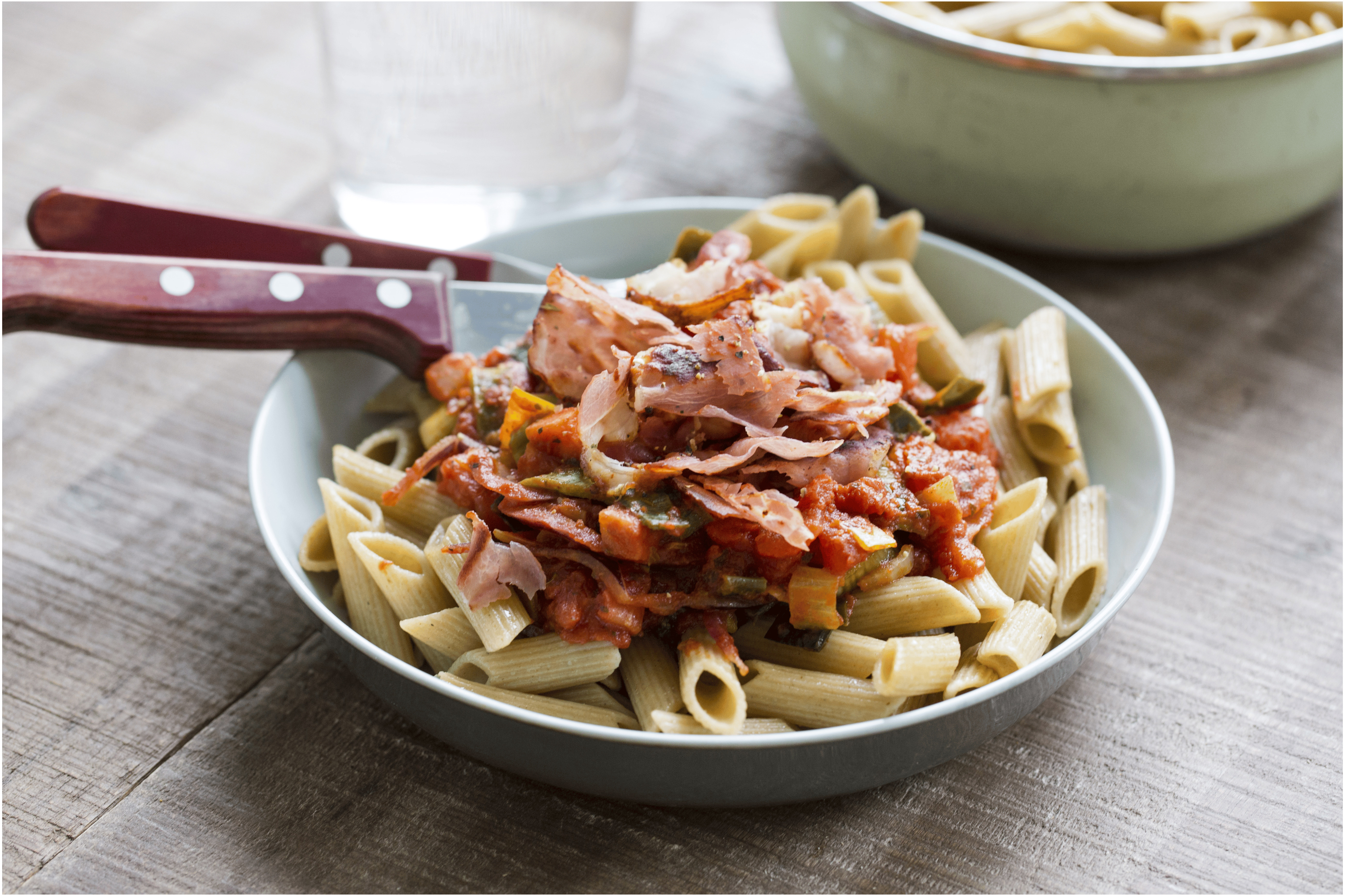 Snelle pasta met rode saus en krokante bacon