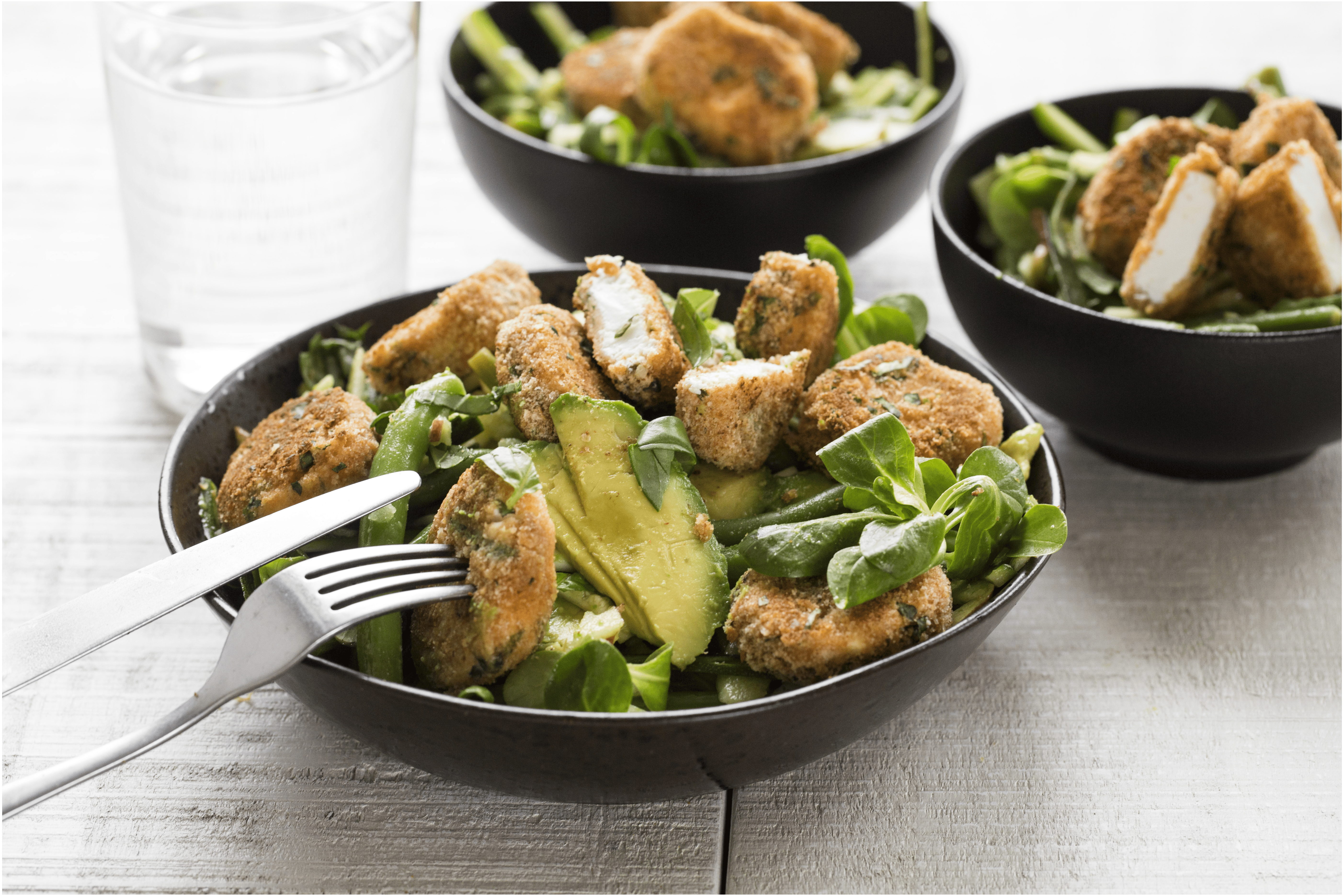 Salade met boontjes, avocado en gepaneerde geitenkaas