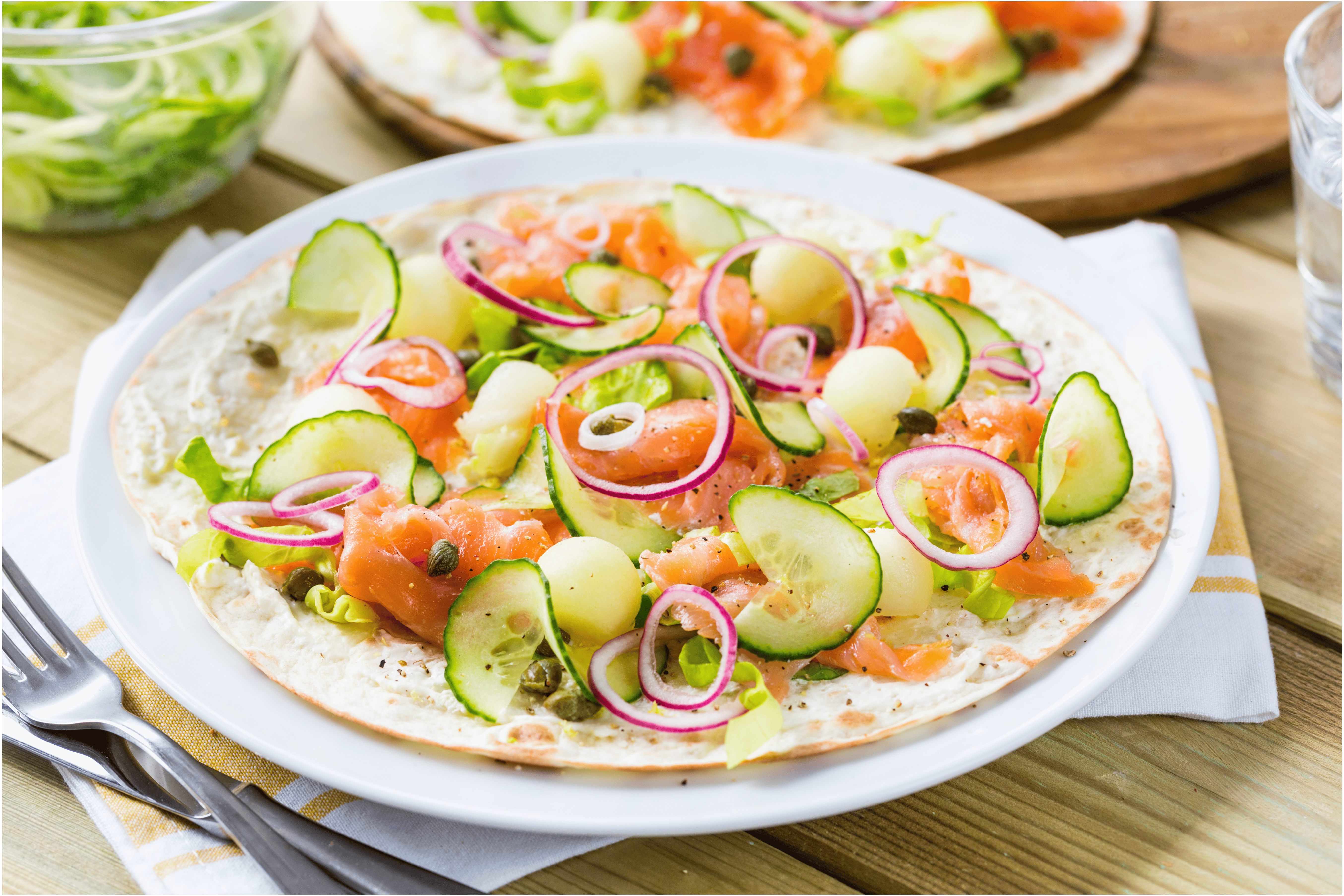 Wrappizza ’s met gerookte zalm, meloen en komkommer