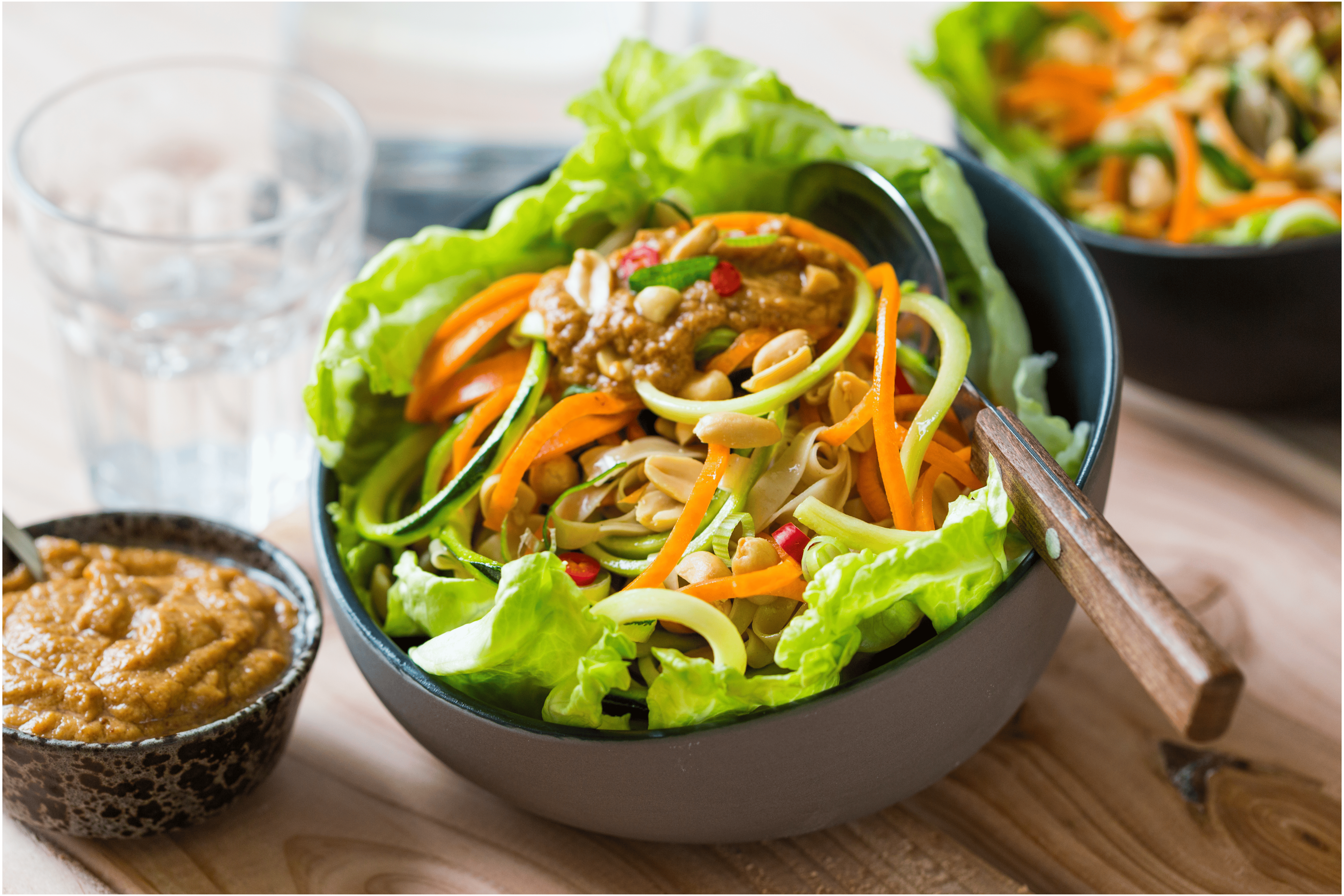 Vegetarische noedelbowl met pindasaus