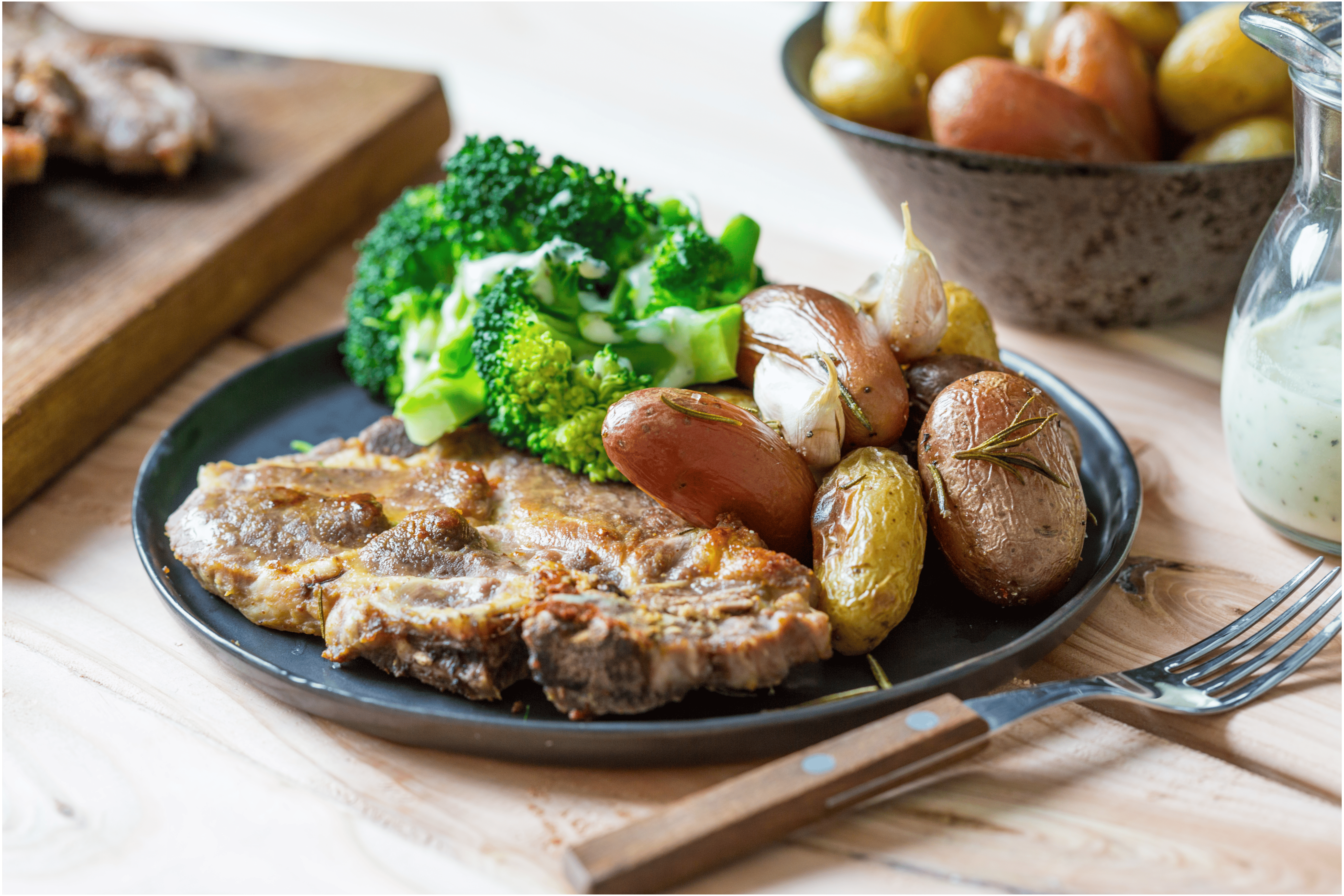 Karbonade met broccoli en basilicum-roomsaus
