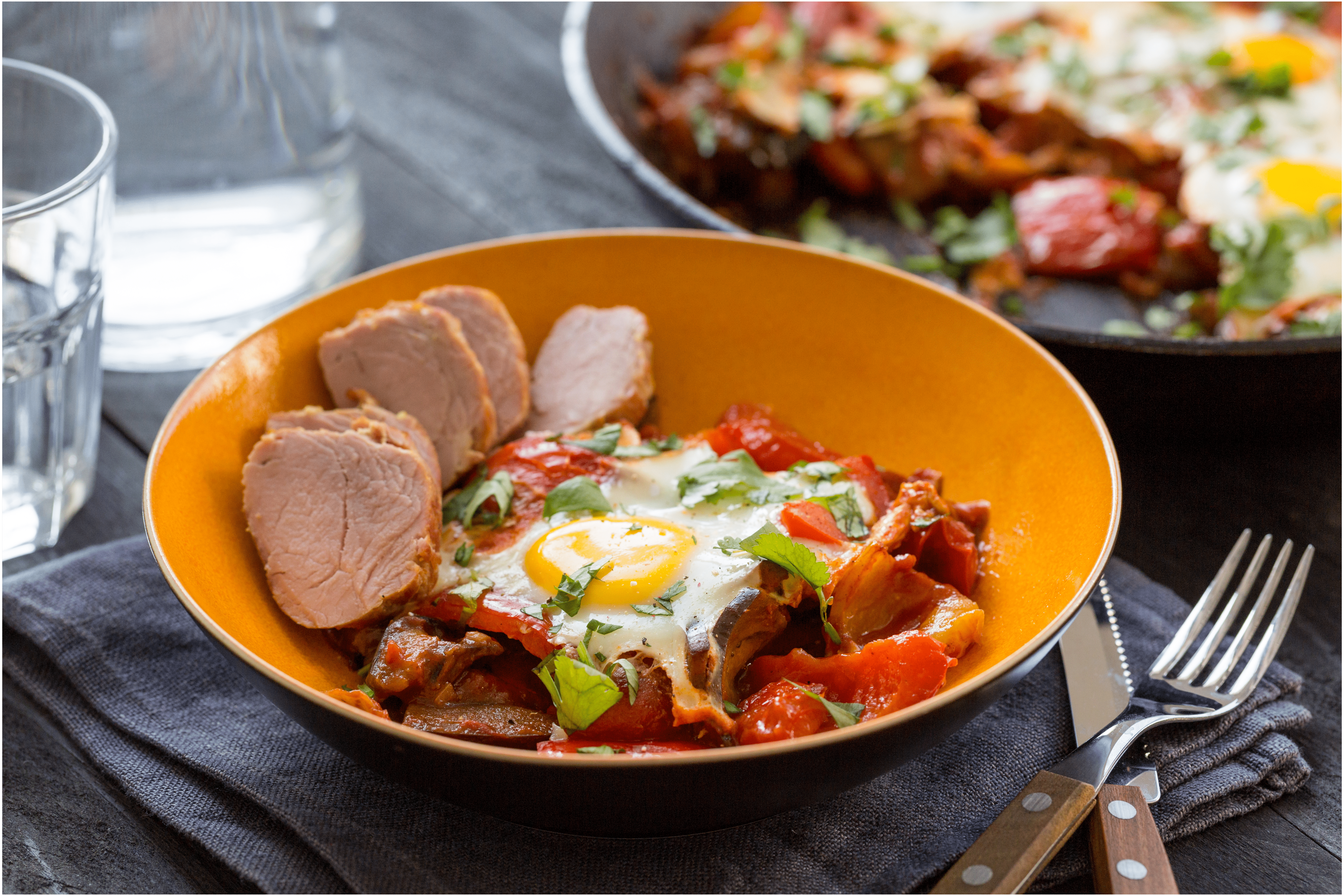 Shakshuka van aubergine en paprika met varkenshaas