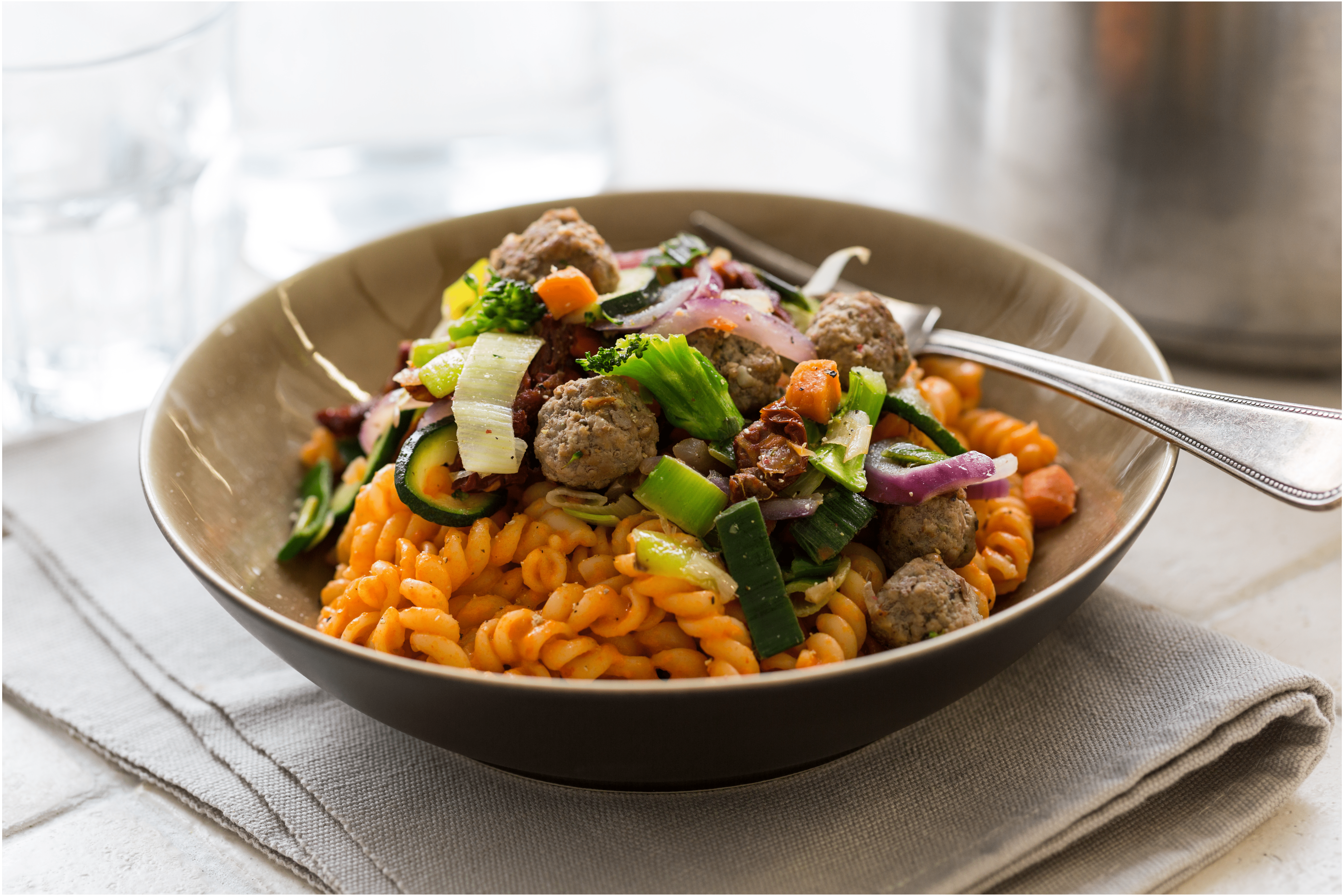Fusilli met romige paprika-saus en zongedroogde tomaatjes