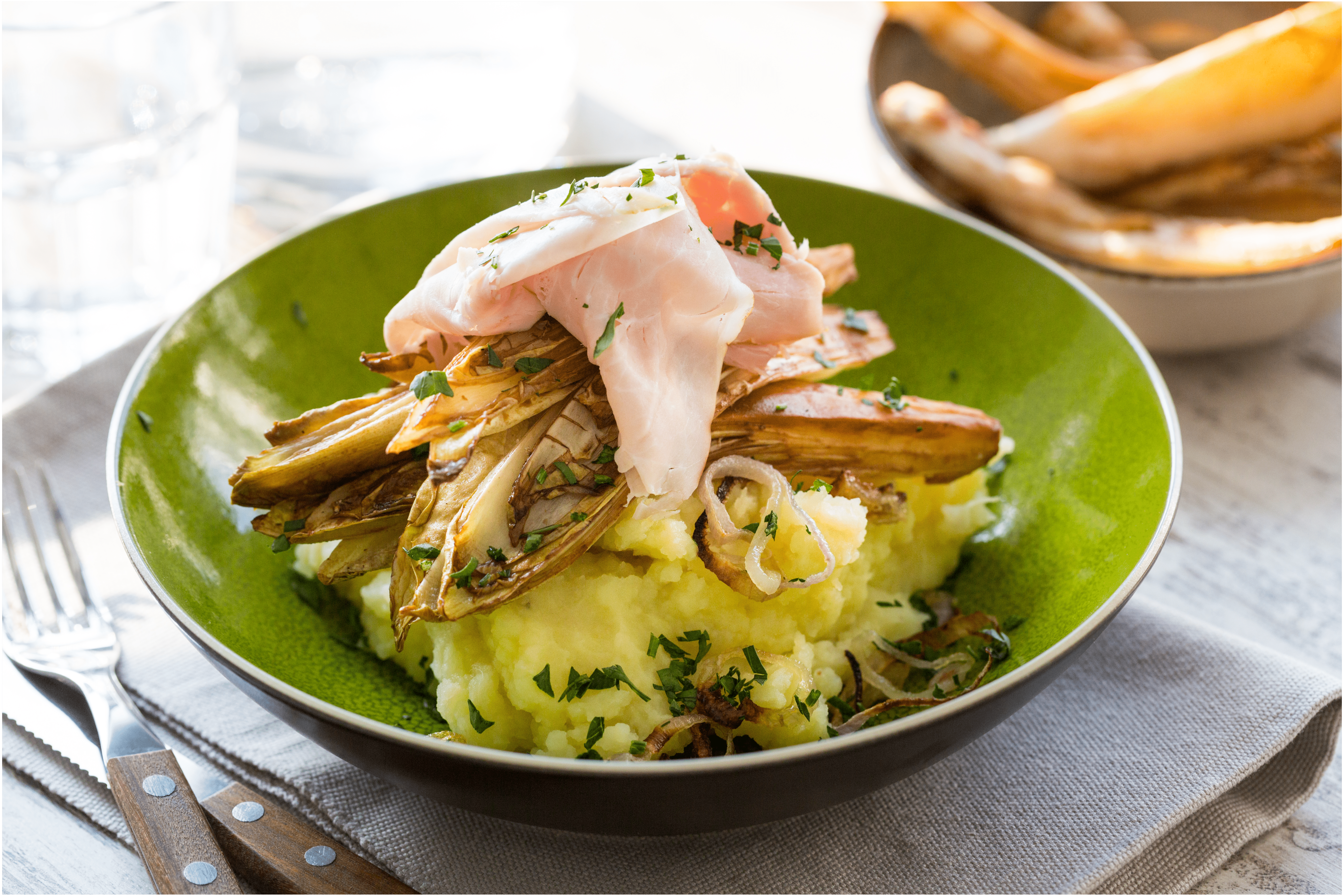 Gegrilde witlof met zoete aardappelpuree en ham