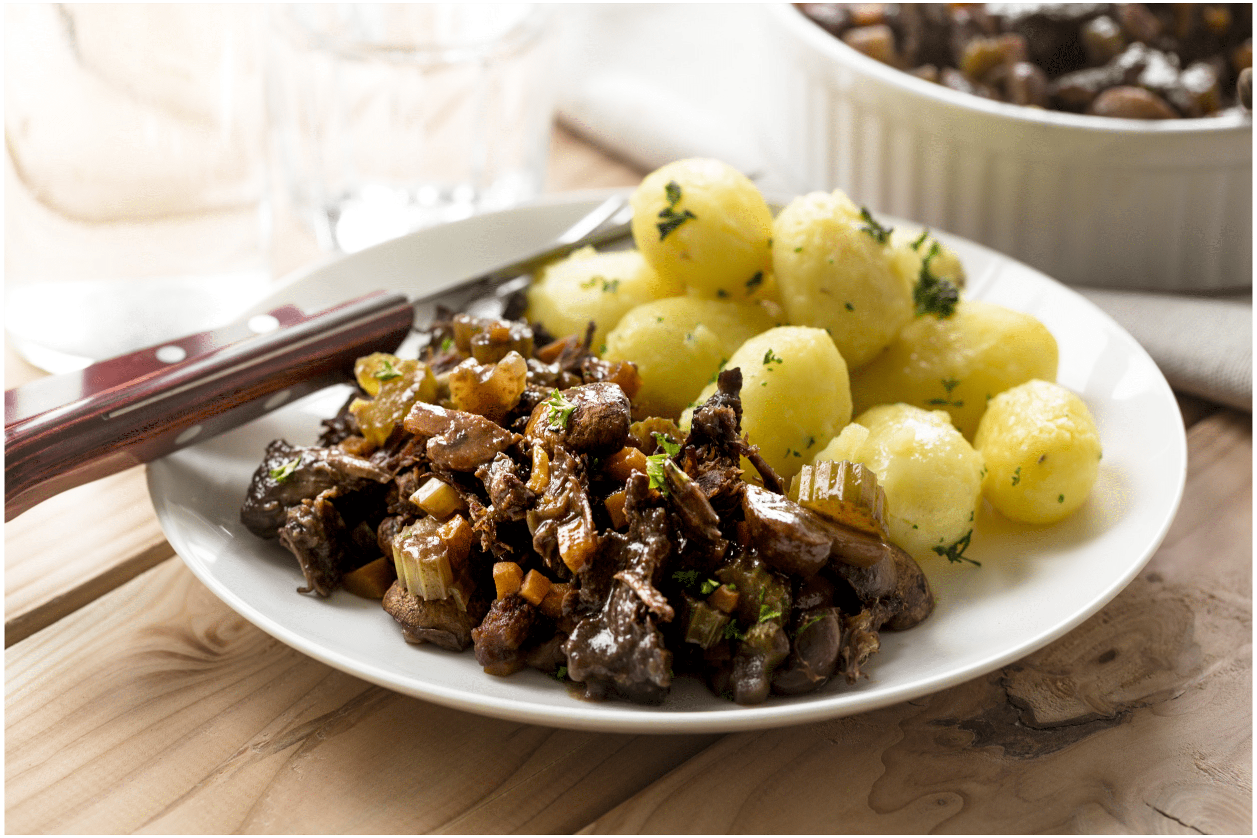 Sukadelappen uit de oven met rode wijnsaus