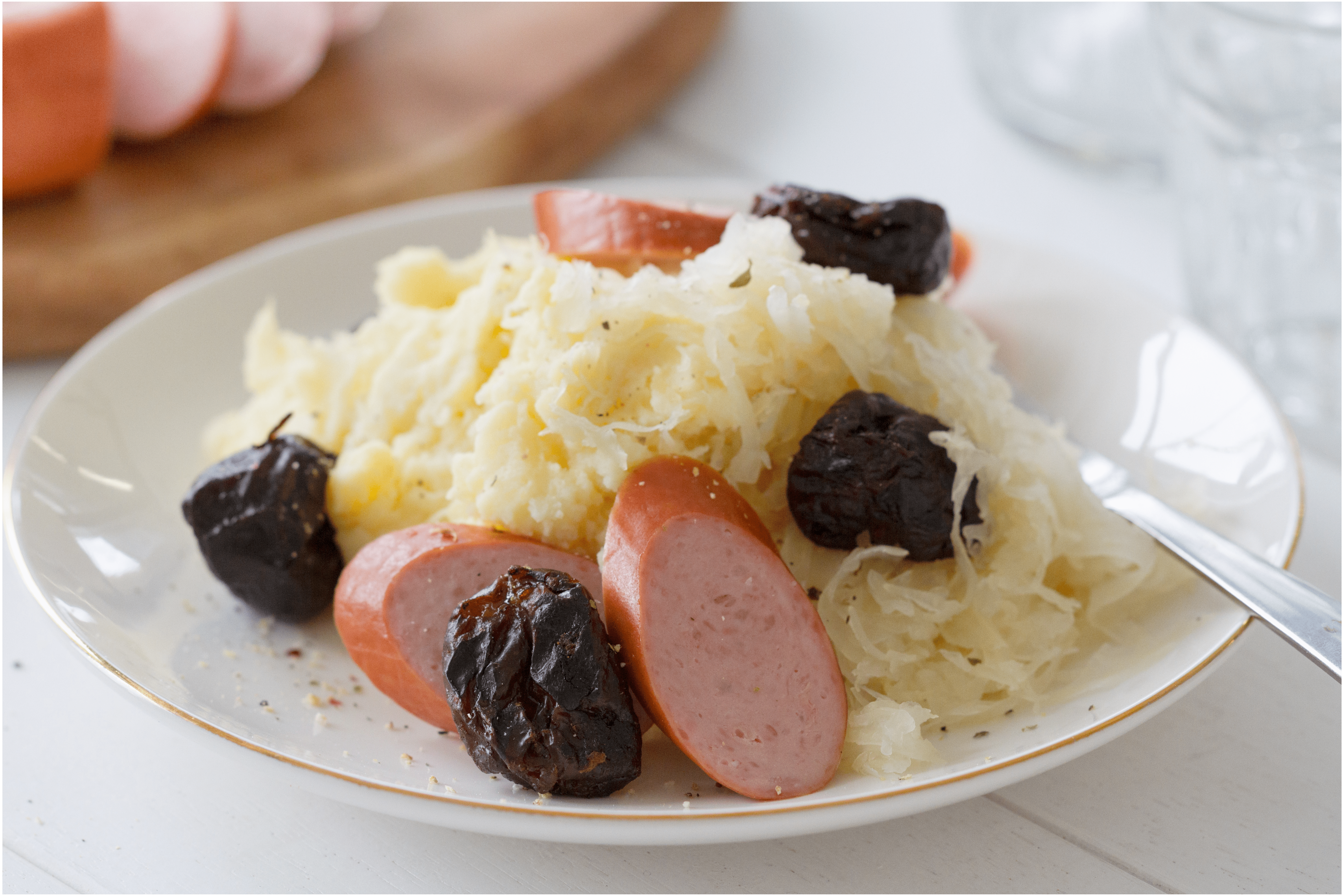 Zuurkoolstamppot met gegrilde pruimen en worst