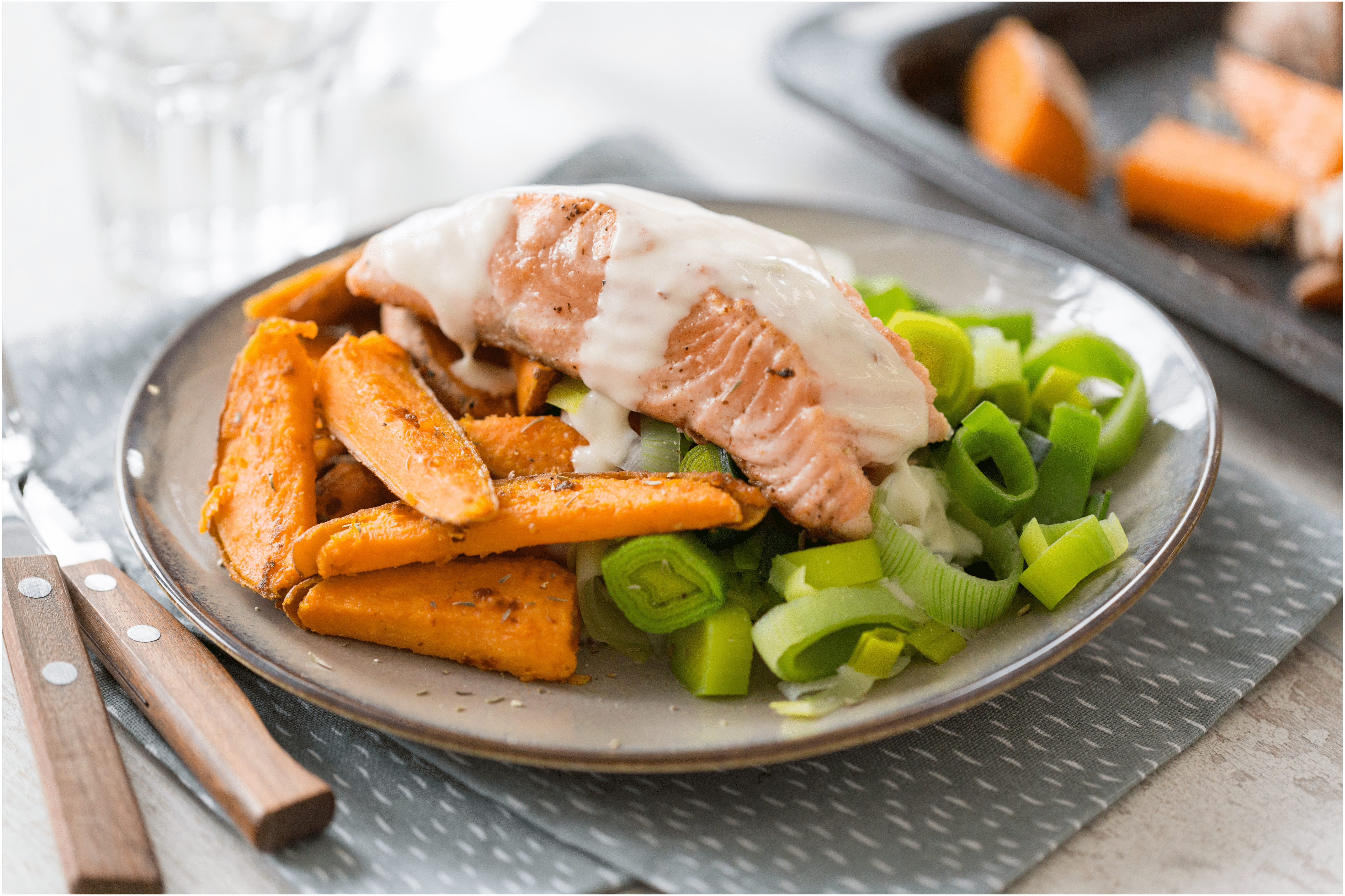 Zoete aardappel wedges met zalm en witte wijnsaus