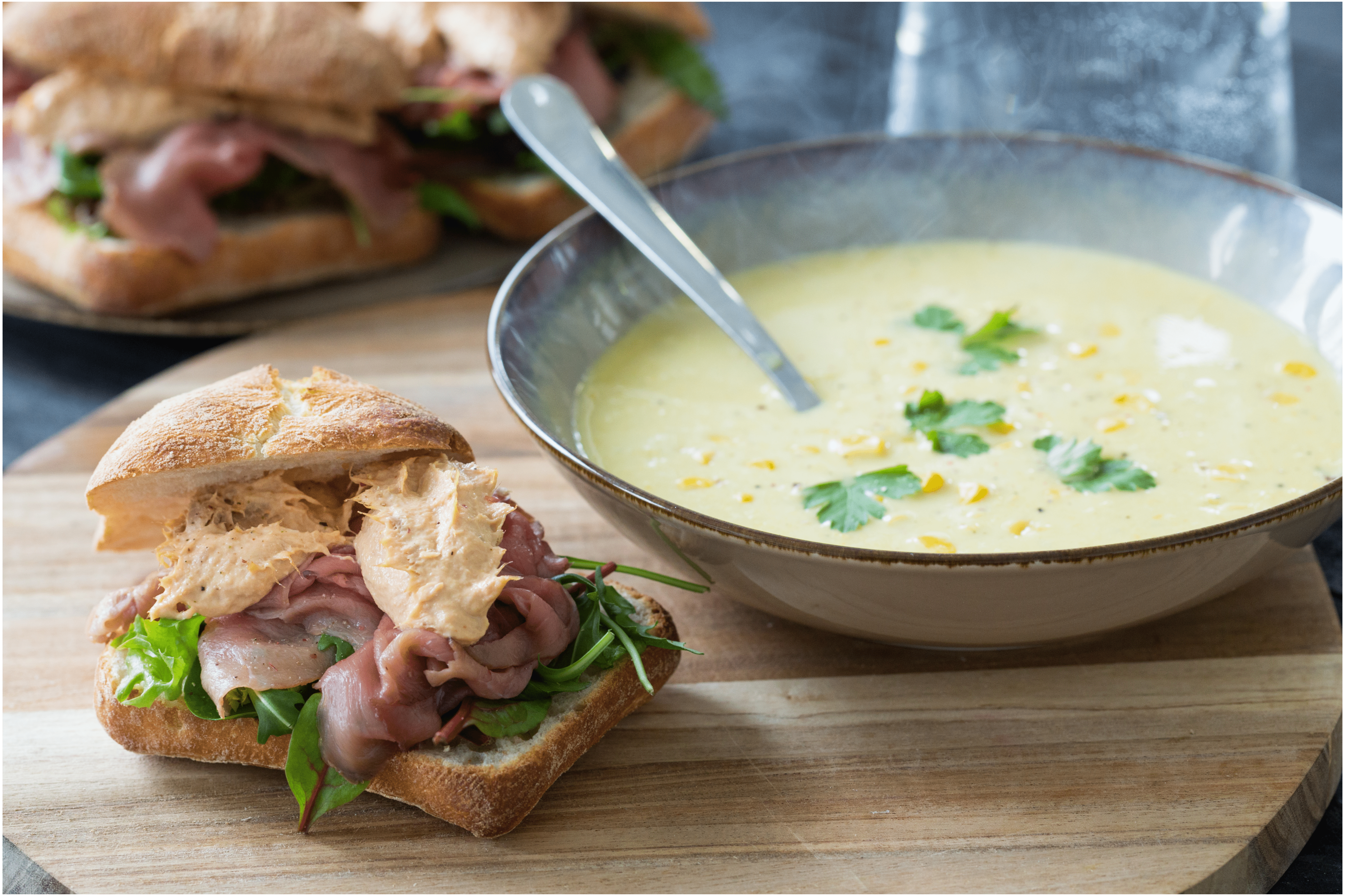 Ciabatta's vitello tonato met maïssoep