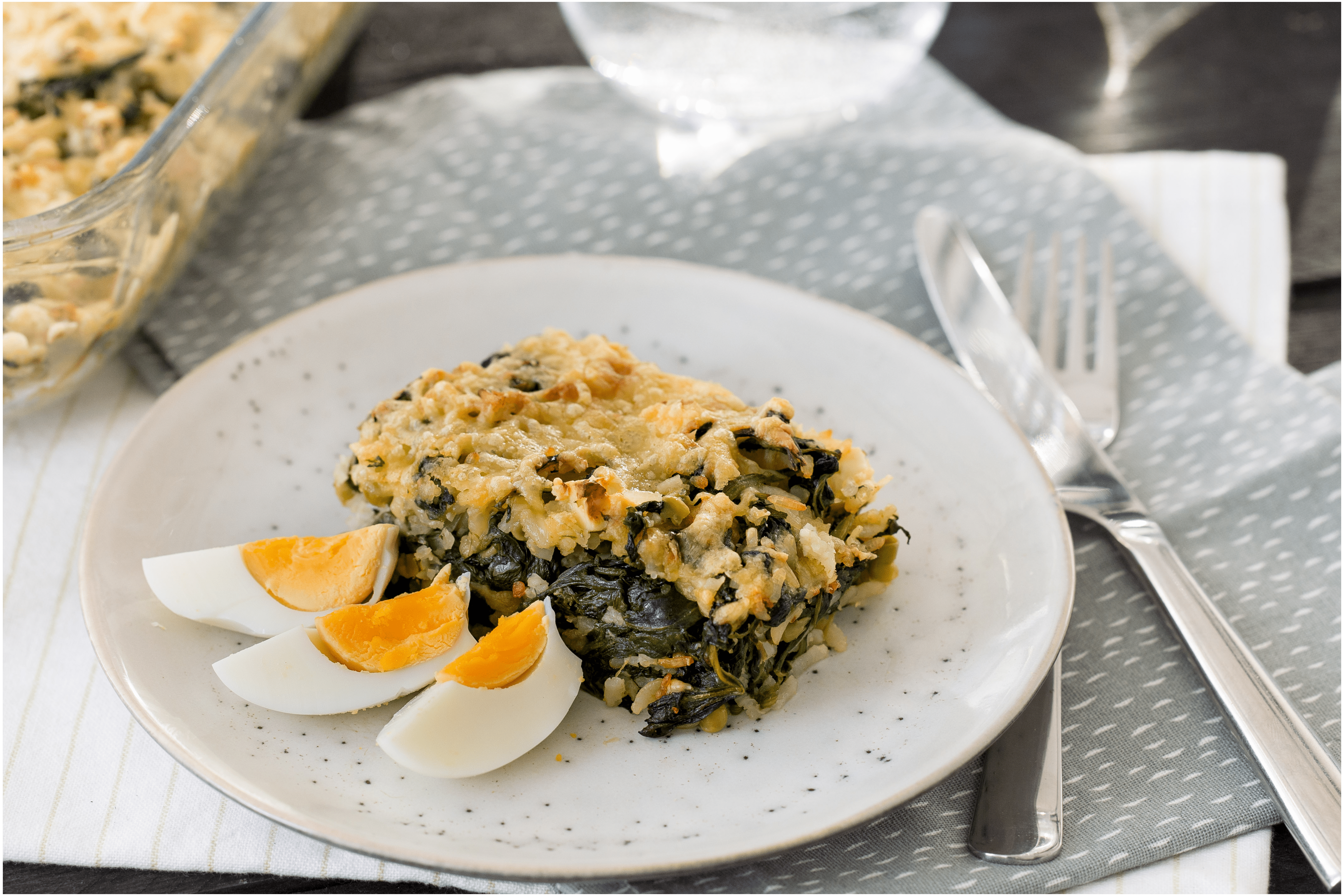 Gegratineerde spinazie-rijst met feta en ei