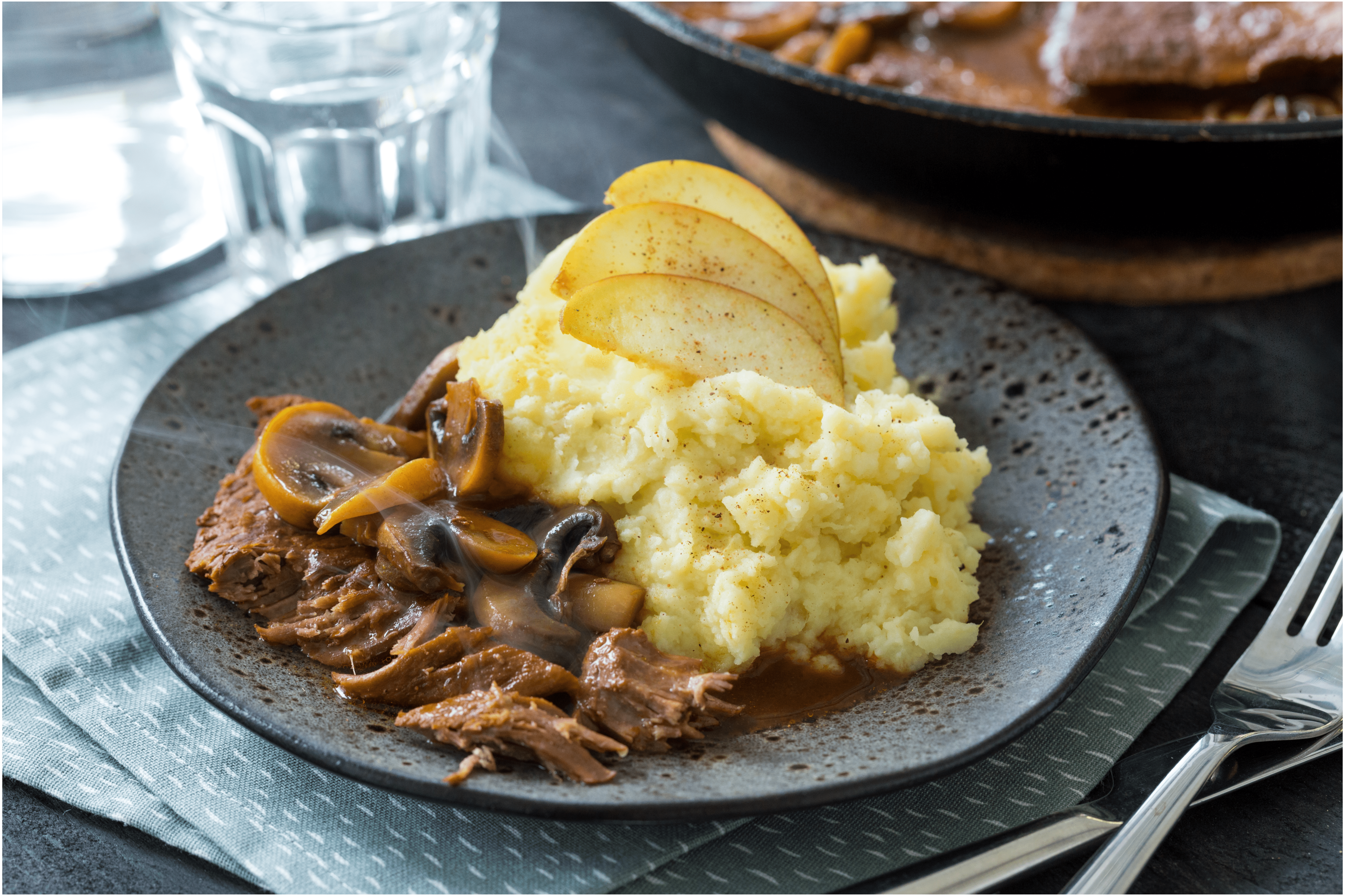 Runderstoof met champignons en hete bliksem