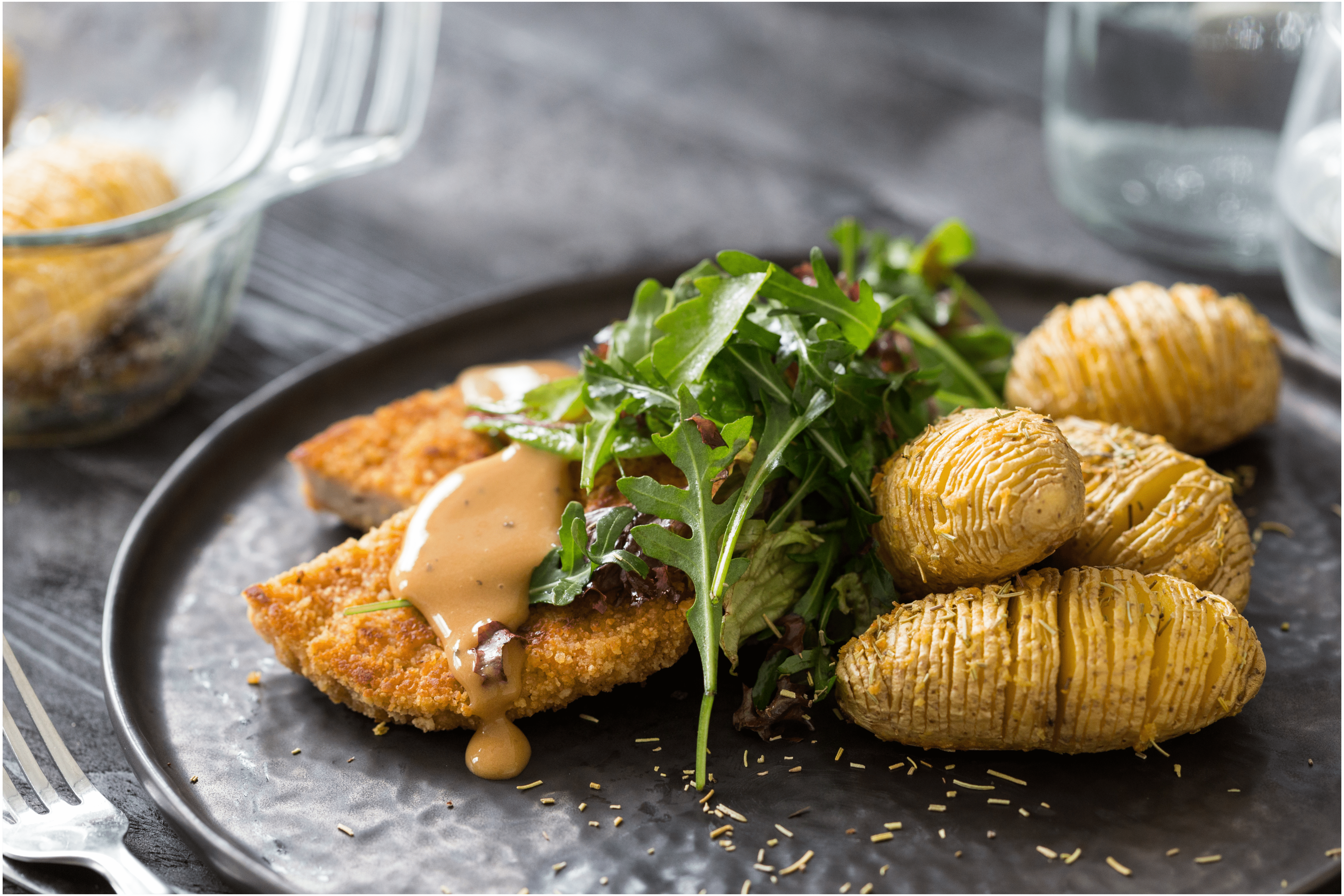 Schnitzels met peper-roomsaus en hasselback aardappelen
