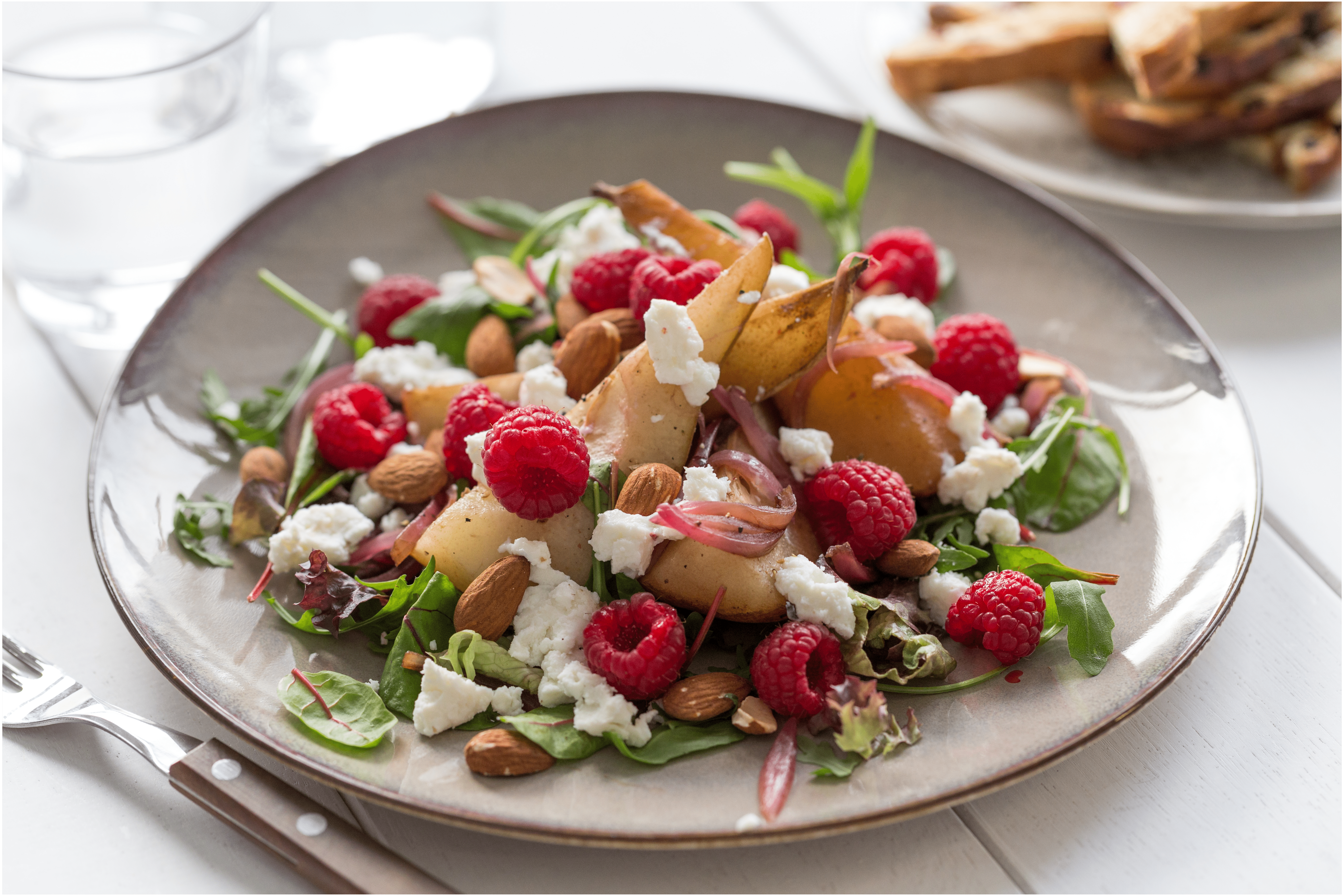 Maaltijdsalade met geitenkaas, frambozen en peer