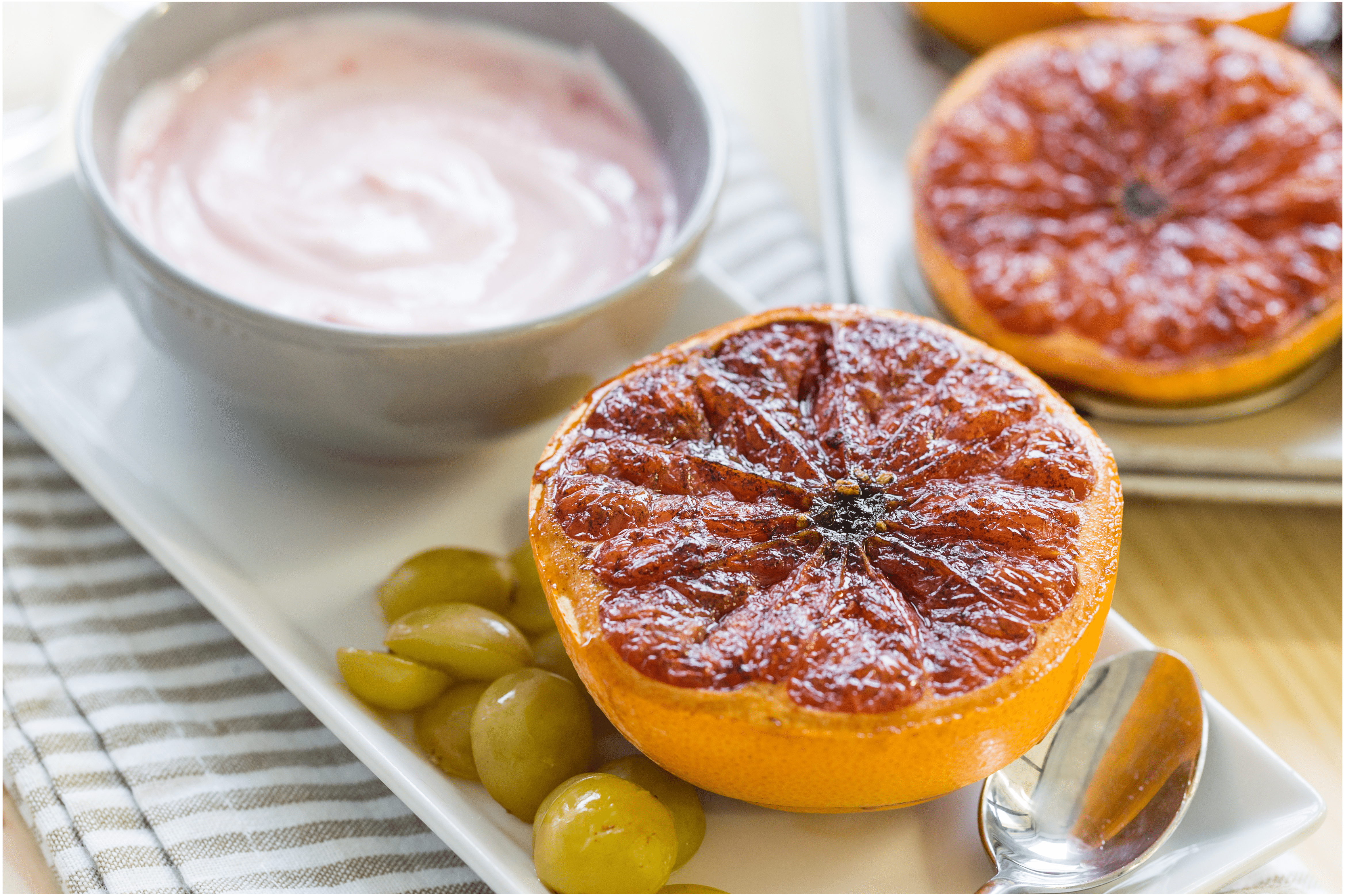 Geroosterde grapefruit met druiven en yoghurt