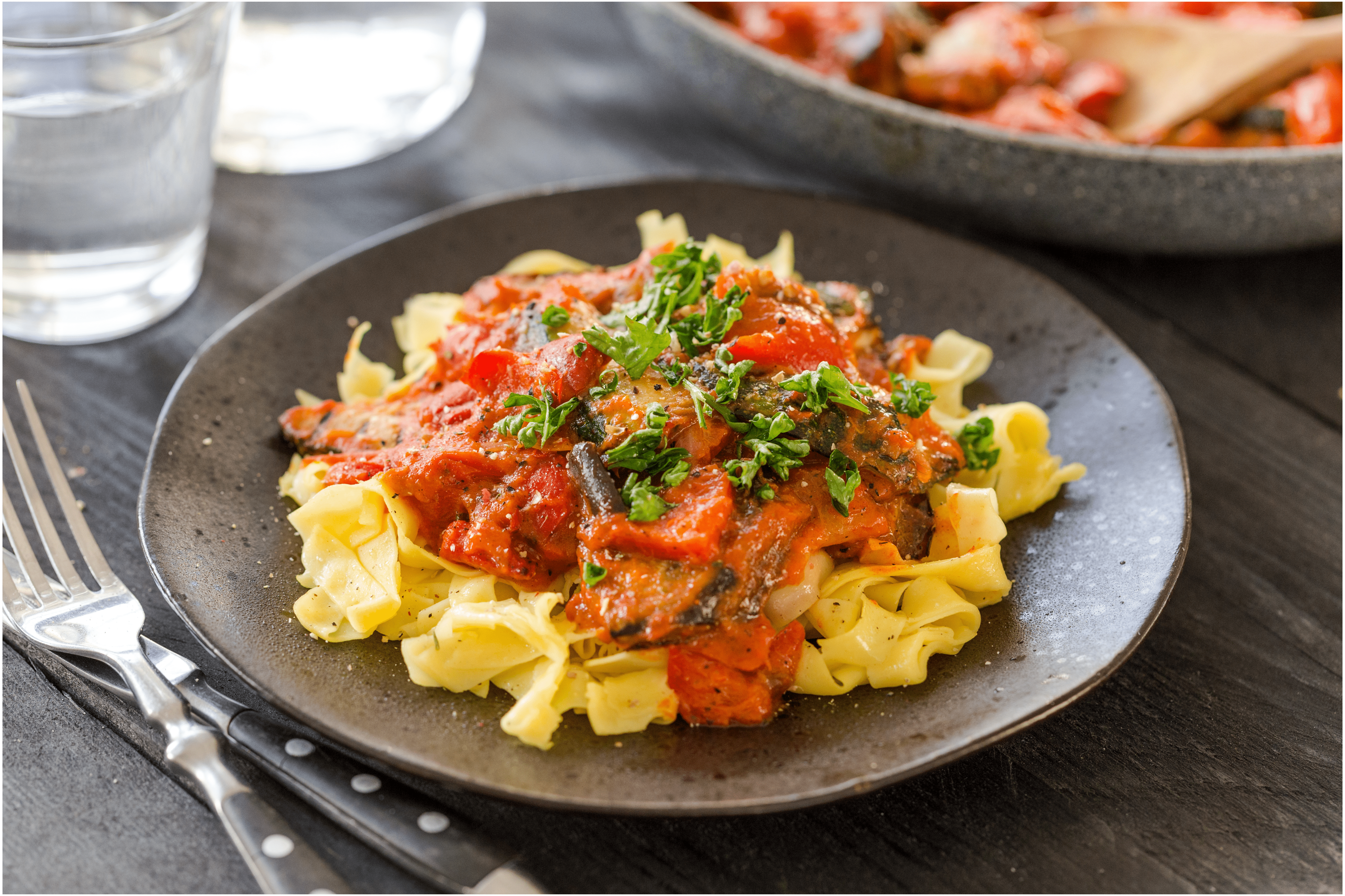 Verse tagliatelle met zoete paprika-saus