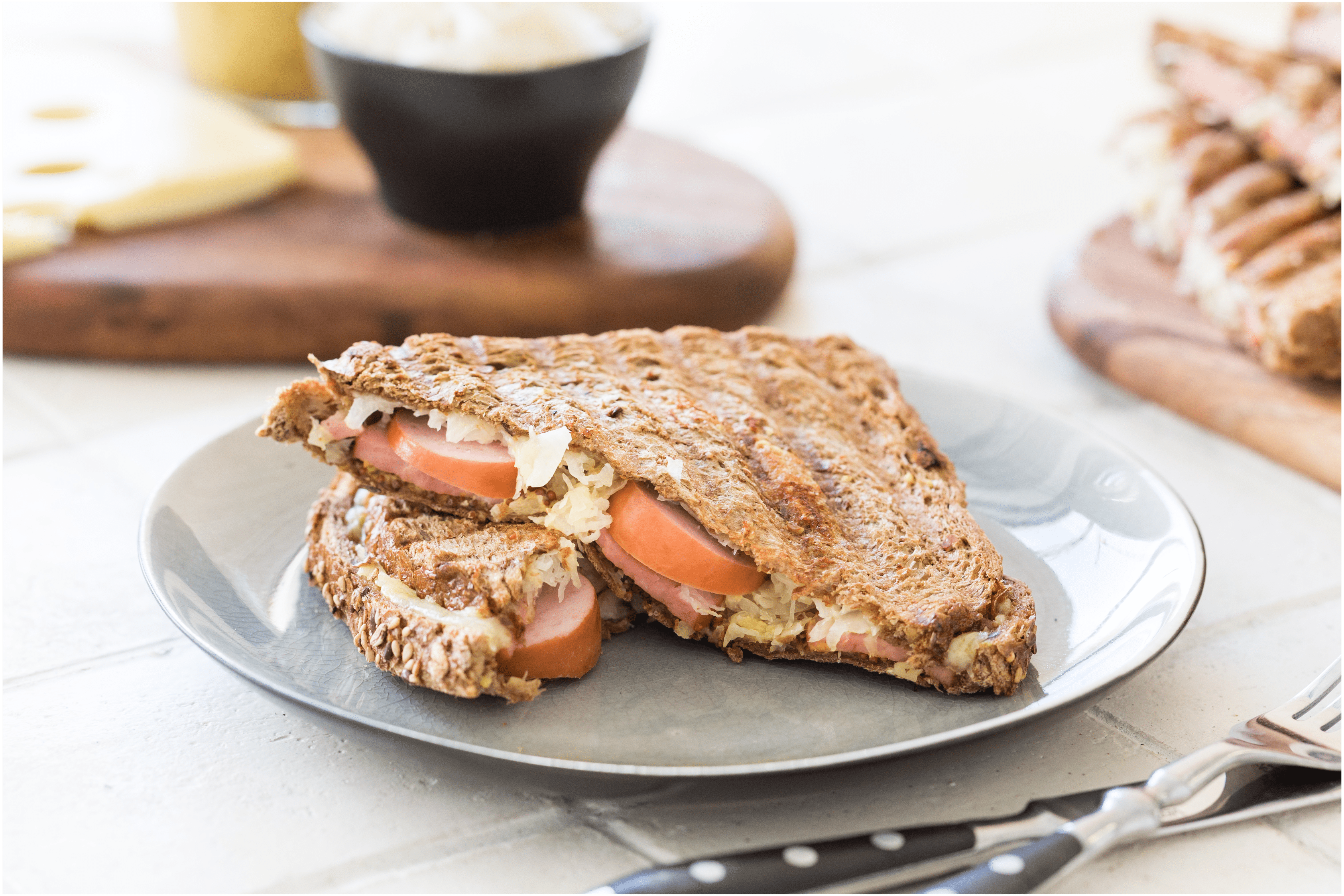 Winterse tosti’s met rookworst en zuurkool