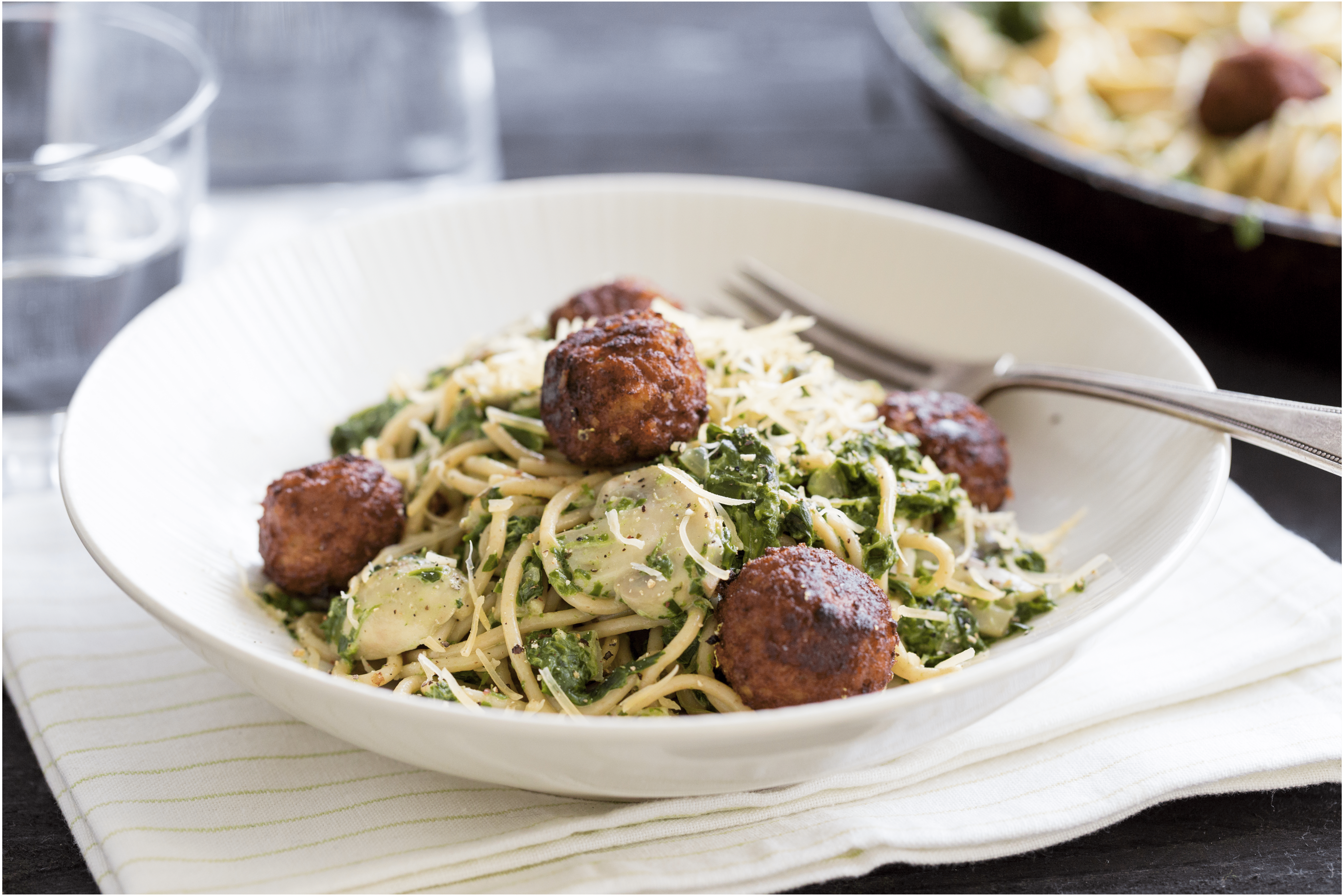 Spaghetti met spinazie-roomsaus en vegetarische balletjes