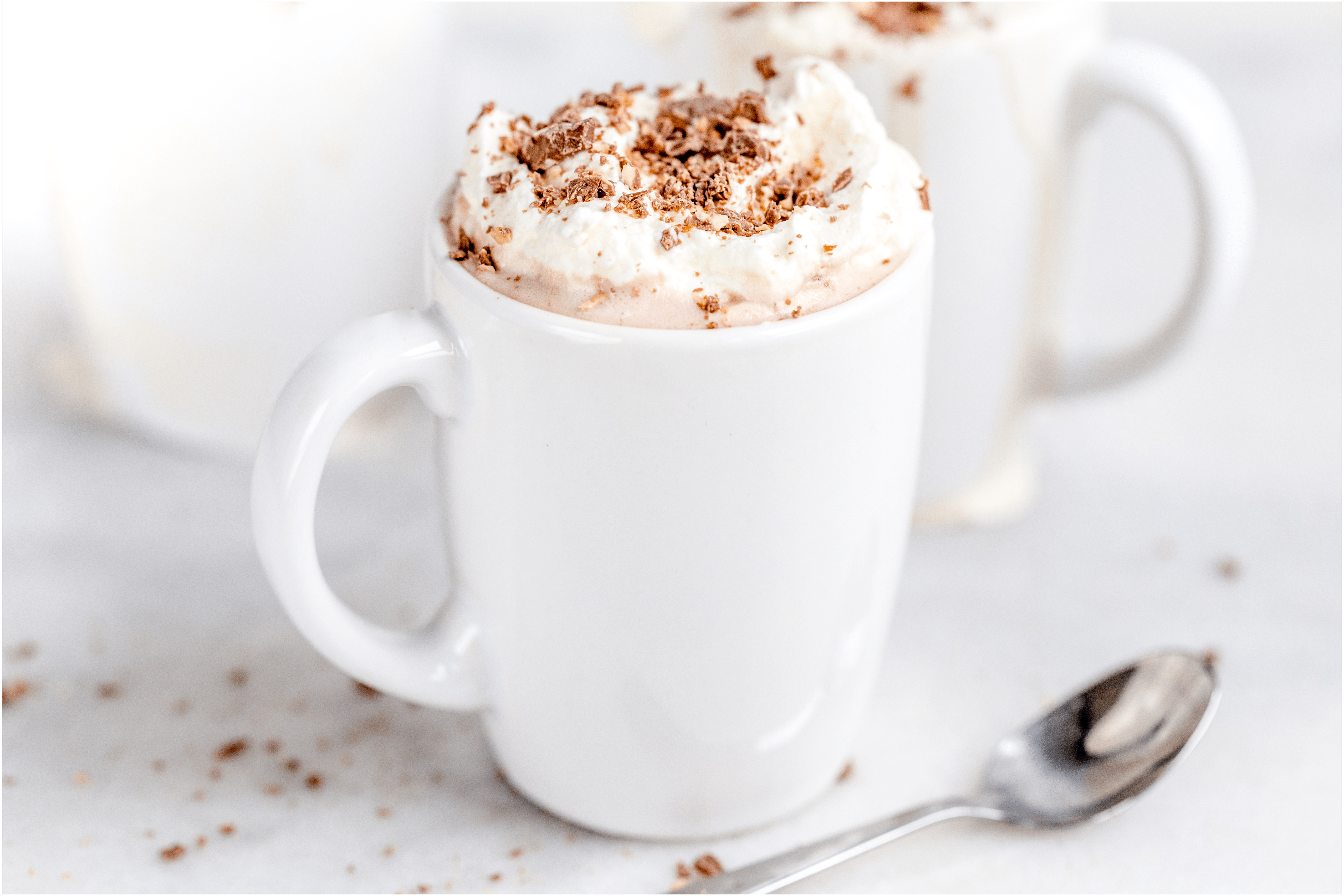 Warme chocolademelk met sinaasappelroom