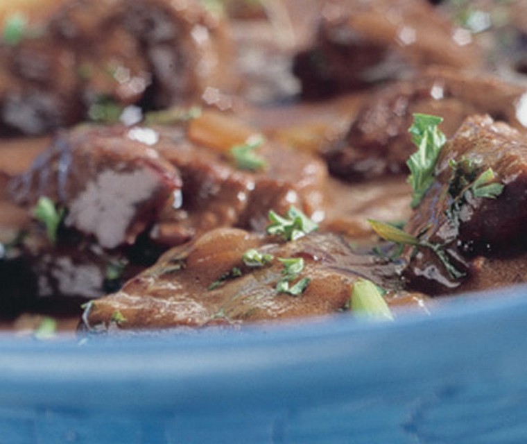 Biefblokjes in rode wijnsaus