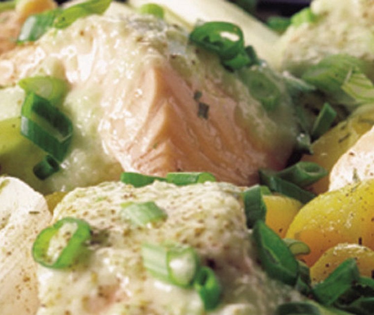 Zalm met aardappelen, prei en komkommersaus