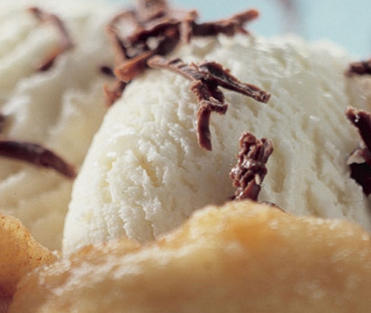 Vanille-ijs met gestoofde appeltjes en chocolade