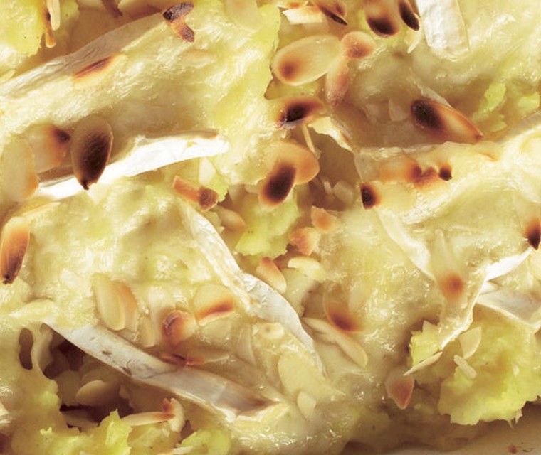 Knolselderijstamppot met brie en amandel
