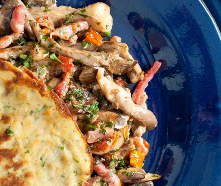Kruidenflensjes met paddenstoelenragout